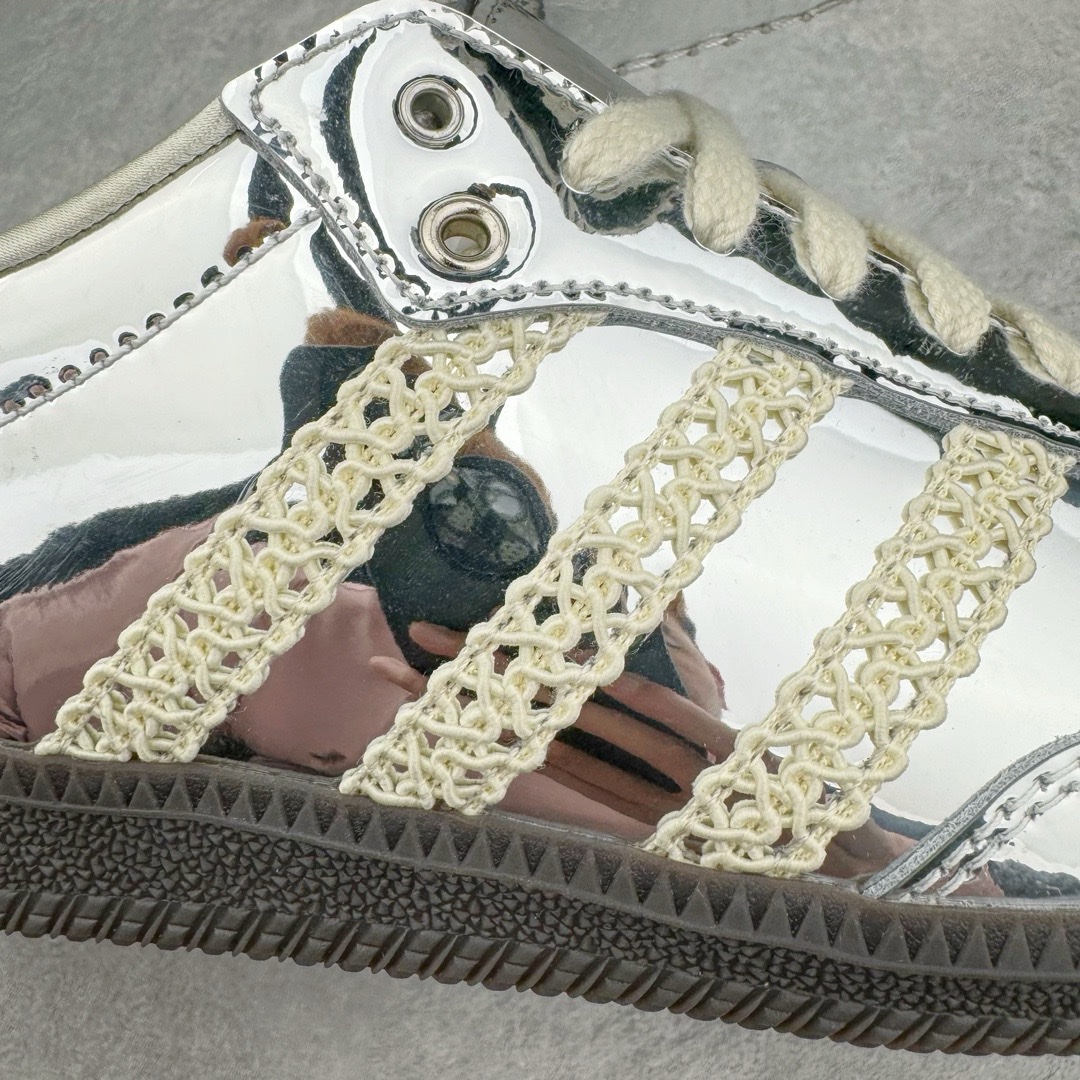 图片[10]-＃KZ神版特价 Wales Bonner x AD Originals Samba Classic 桑巴舞系列绅士德训足球风百搭低帮休闲运动板鞋 电镀银 IG8181 全套原纸板楦头开发 每道工序同步公司流程 确保原汁原味 完美呈现原鞋版型 原厂高频磨具加持 精准内部资源对接 Logo字体百分百还原 原厂特供纳米纤维板 区别市面劣质纸板中底 原厂海玻璃鞋垫 正确3/2横条宽版背胶 一比一鞋头弧度高度鞋身弧度 烫金亮度高频深浅同步原鞋 独家私模最大47.5 半透明橡胶大底 原厂定制真马毛毛皮组合环保纤维革鞋面 原厂港宝加持定型后跟R度完美 原厂高频磨具加持 Logo字体 凹凸明显 轮廓分明 描漆定位精准 三道杠为尖角45°锯齿状 高频立体感很强 区别圆形锯齿 已最大程度还原公司 欢迎对比 此次双方的全新联名鞋款也均以 Originals Samba 为基础 同时共打造了四款风格迥异的鞋款 要说最亮眼的还是当属这双「豹纹」配色 除了标志性的鞋身图案外 侧面马毛材质的使用也让整双鞋质感得到升华 同时搭配上鞋身两侧经典的白色 AD「三道杠」Logo 以及蓝色的内衬 也呈现出多层次视觉体验 而要论最吸睛的还要数鞋舌处延续了的「大舌头」设计 当然这也正是 Wales Bonner 品牌与 adidas Samba 合作的产品亮点之一 尺码：35.5 36 36.5 37.5 38 38.5 39 40 40.5 41 42 42.5 43 44 44.5 45 46 47-选品中心