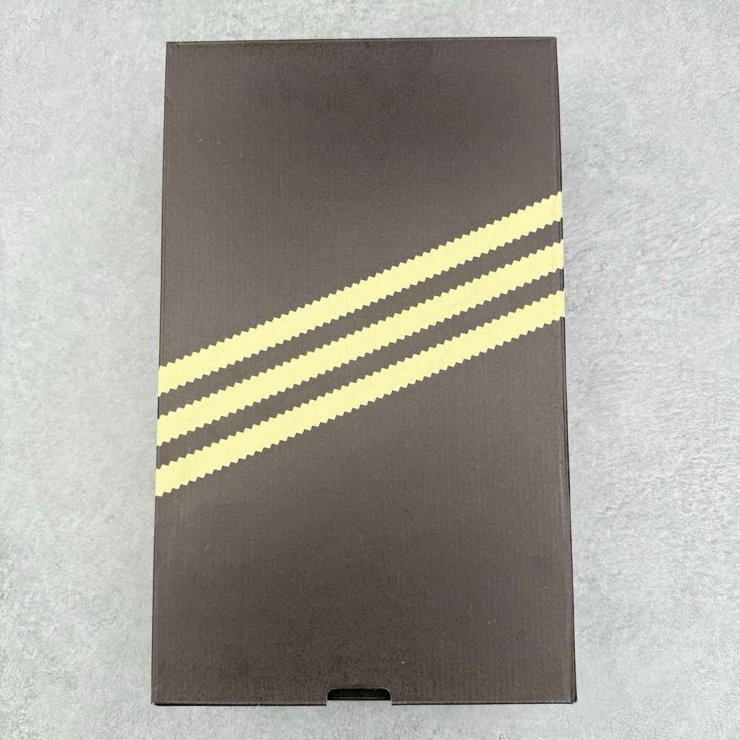 图片[22]-＃KZ神版特价 Wales Bonner x AD Originals Samba Classic 桑巴舞系列绅士德训足球风百搭低帮休闲运动板鞋 电镀银 IG8181 全套原纸板楦头开发 每道工序同步公司流程 确保原汁原味 完美呈现原鞋版型 原厂高频磨具加持 精准内部资源对接 Logo字体百分百还原 原厂特供纳米纤维板 区别市面劣质纸板中底 原厂海玻璃鞋垫 正确3/2横条宽版背胶 一比一鞋头弧度高度鞋身弧度 烫金亮度高频深浅同步原鞋 独家私模最大47.5 半透明橡胶大底 原厂定制真马毛毛皮组合环保纤维革鞋面 原厂港宝加持定型后跟R度完美 原厂高频磨具加持 Logo字体 凹凸明显 轮廓分明 描漆定位精准 三道杠为尖角45°锯齿状 高频立体感很强 区别圆形锯齿 已最大程度还原公司 欢迎对比 此次双方的全新联名鞋款也均以 Originals Samba 为基础 同时共打造了四款风格迥异的鞋款 要说最亮眼的还是当属这双「豹纹」配色 除了标志性的鞋身图案外 侧面马毛材质的使用也让整双鞋质感得到升华 同时搭配上鞋身两侧经典的白色 AD「三道杠」Logo 以及蓝色的内衬 也呈现出多层次视觉体验 而要论最吸睛的还要数鞋舌处延续了的「大舌头」设计 当然这也正是 Wales Bonner 品牌与 adidas Samba 合作的产品亮点之一 尺码：35.5 36 36.5 37.5 38 38.5 39 40 40.5 41 42 42.5 43 44 44.5 45 46 47-选品中心