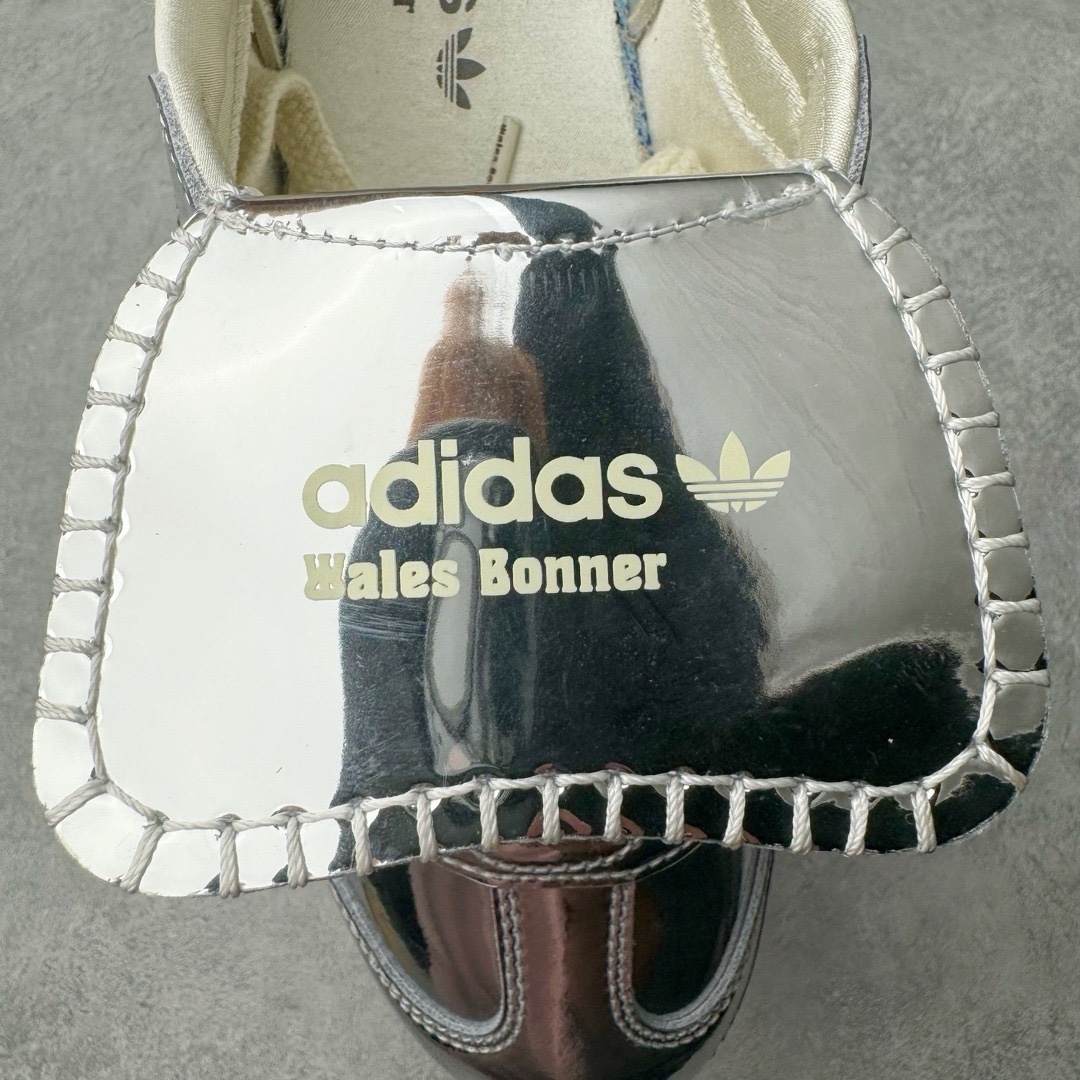 图片[13]-＃KZ神版特价 Wales Bonner x AD Originals Samba Classic 桑巴舞系列绅士德训足球风百搭低帮休闲运动板鞋 电镀银 IG8181 全套原纸板楦头开发 每道工序同步公司流程 确保原汁原味 完美呈现原鞋版型 原厂高频磨具加持 精准内部资源对接 Logo字体百分百还原 原厂特供纳米纤维板 区别市面劣质纸板中底 原厂海玻璃鞋垫 正确3/2横条宽版背胶 一比一鞋头弧度高度鞋身弧度 烫金亮度高频深浅同步原鞋 独家私模最大47.5 半透明橡胶大底 原厂定制真马毛毛皮组合环保纤维革鞋面 原厂港宝加持定型后跟R度完美 原厂高频磨具加持 Logo字体 凹凸明显 轮廓分明 描漆定位精准 三道杠为尖角45°锯齿状 高频立体感很强 区别圆形锯齿 已最大程度还原公司 欢迎对比 此次双方的全新联名鞋款也均以 Originals Samba 为基础 同时共打造了四款风格迥异的鞋款 要说最亮眼的还是当属这双「豹纹」配色 除了标志性的鞋身图案外 侧面马毛材质的使用也让整双鞋质感得到升华 同时搭配上鞋身两侧经典的白色 AD「三道杠」Logo 以及蓝色的内衬 也呈现出多层次视觉体验 而要论最吸睛的还要数鞋舌处延续了的「大舌头」设计 当然这也正是 Wales Bonner 品牌与 adidas Samba 合作的产品亮点之一 尺码：35.5 36 36.5 37.5 38 38.5 39 40 40.5 41 42 42.5 43 44 44.5 45 46 47-选品中心