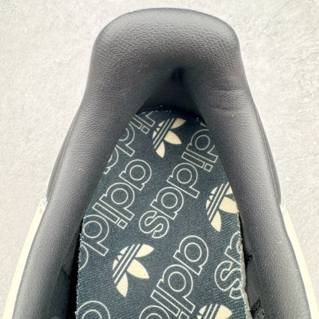 图片[15]-＃KZ神版特价 AD Original Samba OG 复古经典轻便板鞋 米白黑 ID0478 口碑大厂出品 品控大底版型不断改良更新 全套原纸板楦头开发 确保原汁原味 完美呈现桑巴版型 一比一鞋头弧度高度鞋身弧度 此版本只针对中端市场 皮料材质有所更替 其他数据细节工艺流程均保持一致 绝不口嗨 细节品控鞋型随意对比 正确烫金高频细节 原装纳米超迁皮料 独家私模橡胶大底 原盒原配 这款桑巴鞋展示了高质量的工艺 带有装饰的超锁缝制和无缝的手感 柔软、柔软的皮革造型和标志性的3条纹完成了精致的外观 正规合身鞋带 鞋面上有绒面鞋垫 橡胶鞋底 享受正畸套筒软感 自50年代首次亮相以来就一直在赢得粉丝的青睐 尺码：35.5 36 36.5 37.5 38 38.5 39 40 40.5 41 42 42.5 43 44 44.5 45 46 47-选品中心