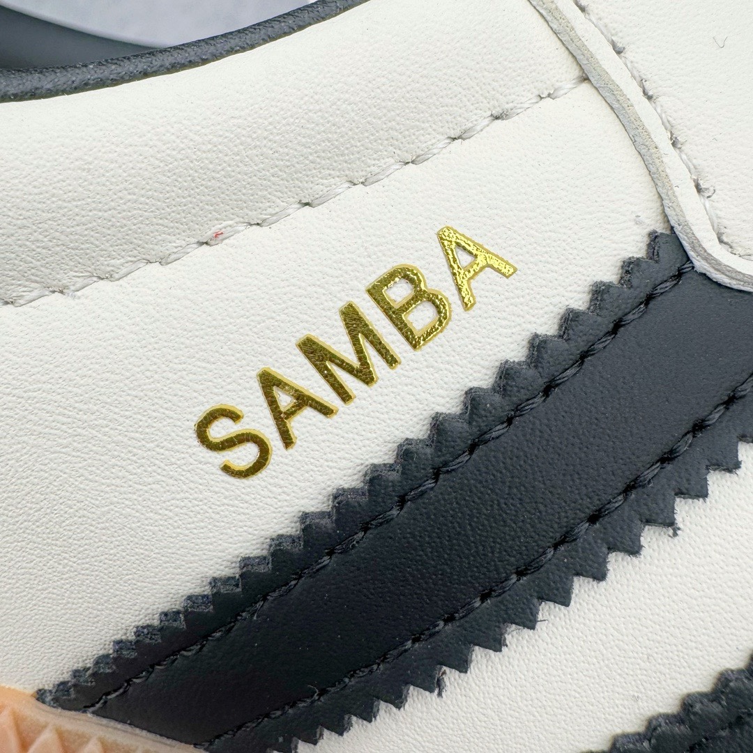 图片[13]-＃KZ神版特价 AD Original Samba OG 复古经典轻便板鞋 米白黑 ID0478 口碑大厂出品 品控大底版型不断改良更新 全套原纸板楦头开发 确保原汁原味 完美呈现桑巴版型 一比一鞋头弧度高度鞋身弧度 此版本只针对中端市场 皮料材质有所更替 其他数据细节工艺流程均保持一致 绝不口嗨 细节品控鞋型随意对比 正确烫金高频细节 原装纳米超迁皮料 独家私模橡胶大底 原盒原配 这款桑巴鞋展示了高质量的工艺 带有装饰的超锁缝制和无缝的手感 柔软、柔软的皮革造型和标志性的3条纹完成了精致的外观 正规合身鞋带 鞋面上有绒面鞋垫 橡胶鞋底 享受正畸套筒软感 自50年代首次亮相以来就一直在赢得粉丝的青睐 尺码：35.5 36 36.5 37.5 38 38.5 39 40 40.5 41 42 42.5 43 44 44.5 45 46 47-选品中心
