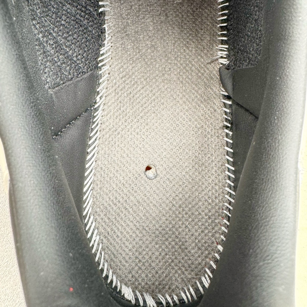 图片[18]-＃KZ神版特价 AD Original Samba OG 复古经典轻便板鞋 米白黑 ID0478 口碑大厂出品 品控大底版型不断改良更新 全套原纸板楦头开发 确保原汁原味 完美呈现桑巴版型 一比一鞋头弧度高度鞋身弧度 此版本只针对中端市场 皮料材质有所更替 其他数据细节工艺流程均保持一致 绝不口嗨 细节品控鞋型随意对比 正确烫金高频细节 原装纳米超迁皮料 独家私模橡胶大底 原盒原配 这款桑巴鞋展示了高质量的工艺 带有装饰的超锁缝制和无缝的手感 柔软、柔软的皮革造型和标志性的3条纹完成了精致的外观 正规合身鞋带 鞋面上有绒面鞋垫 橡胶鞋底 享受正畸套筒软感 自50年代首次亮相以来就一直在赢得粉丝的青睐 尺码：35.5 36 36.5 37.5 38 38.5 39 40 40.5 41 42 42.5 43 44 44.5 45 46 47-选品中心