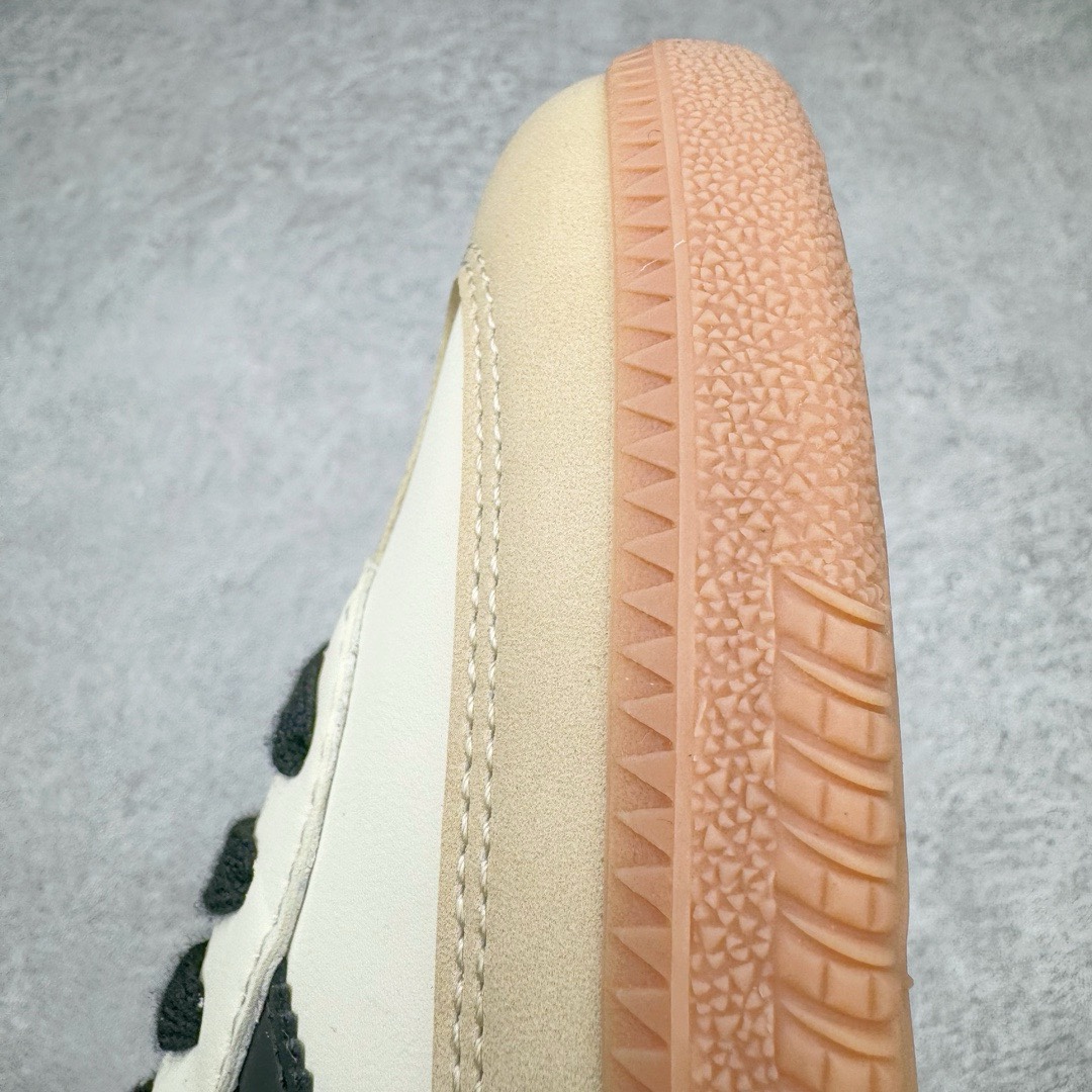 图片[20]-＃KZ神版特价 AD Original Samba OG 复古经典轻便板鞋 米白黑 ID0478 口碑大厂出品 品控大底版型不断改良更新 全套原纸板楦头开发 确保原汁原味 完美呈现桑巴版型 一比一鞋头弧度高度鞋身弧度 此版本只针对中端市场 皮料材质有所更替 其他数据细节工艺流程均保持一致 绝不口嗨 细节品控鞋型随意对比 正确烫金高频细节 原装纳米超迁皮料 独家私模橡胶大底 原盒原配 这款桑巴鞋展示了高质量的工艺 带有装饰的超锁缝制和无缝的手感 柔软、柔软的皮革造型和标志性的3条纹完成了精致的外观 正规合身鞋带 鞋面上有绒面鞋垫 橡胶鞋底 享受正畸套筒软感 自50年代首次亮相以来就一直在赢得粉丝的青睐 尺码：35.5 36 36.5 37.5 38 38.5 39 40 40.5 41 42 42.5 43 44 44.5 45 46 47-选品中心