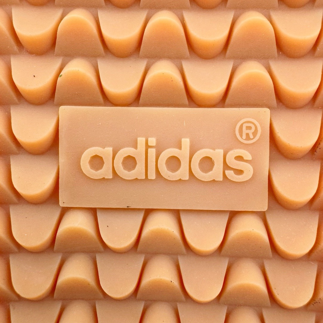 图片[19]-＃KZ神版特价 AD Original Samba OG 复古经典轻便板鞋 米白黑 ID0478 口碑大厂出品 品控大底版型不断改良更新 全套原纸板楦头开发 确保原汁原味 完美呈现桑巴版型 一比一鞋头弧度高度鞋身弧度 此版本只针对中端市场 皮料材质有所更替 其他数据细节工艺流程均保持一致 绝不口嗨 细节品控鞋型随意对比 正确烫金高频细节 原装纳米超迁皮料 独家私模橡胶大底 原盒原配 这款桑巴鞋展示了高质量的工艺 带有装饰的超锁缝制和无缝的手感 柔软、柔软的皮革造型和标志性的3条纹完成了精致的外观 正规合身鞋带 鞋面上有绒面鞋垫 橡胶鞋底 享受正畸套筒软感 自50年代首次亮相以来就一直在赢得粉丝的青睐 尺码：35.5 36 36.5 37.5 38 38.5 39 40 40.5 41 42 42.5 43 44 44.5 45 46 47-选品中心