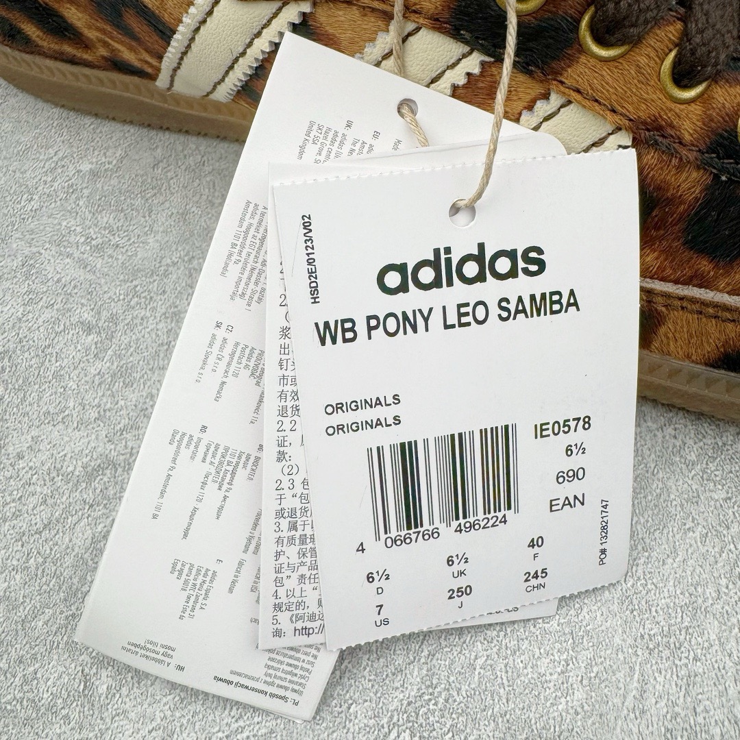 图片[21]-＃KZ神版特价 Wales Bonner x AD Originals Samba Classic 桑巴舞系列绅士德训足球风百搭低帮休闲运动板鞋 棕色豹纹 IE0578 全套原纸板楦头开发 每道工序同步公司流程 确保原汁原味 完美呈现原鞋版型 原厂高频磨具加持 精准内部资源对接 Logo字体百分百还原 原厂特供纳米纤维板 区别市面劣质纸板中底 原厂海玻璃鞋垫 正确3/2横条宽版背胶 一比一鞋头弧度高度鞋身弧度 烫金亮度高频深浅同步原鞋 独家私模最大47.5 半透明橡胶大底 原厂定制真马毛毛皮组合环保纤维革鞋面 原厂港宝加持定型后跟R度完美 原厂高频磨具加持 Logo字体 凹凸明显 轮廓分明 描漆定位精准 三道杠为尖角45°锯齿状 高频立体感很强 区别圆形锯齿 已最大程度还原公司 欢迎对比 此次双方的全新联名鞋款也均以 Originals Samba 为基础 同时共打造了四款风格迥异的鞋款 要说最亮眼的还是当属这双「豹纹」配色 除了标志性的鞋身图案外 侧面马毛材质的使用也让整双鞋质感得到升华 同时搭配上鞋身两侧经典的白色 AD「三道杠」Logo 以及蓝色的内衬 也呈现出多层次视觉体验 而要论最吸睛的还要数鞋舌处延续了的「大舌头」设计 当然这也正是 Wales Bonner 品牌与 adidas Samba 合作的产品亮点之一 尺码：35.5 36 36.5 37.5 38 38.5 39 40 40.5 41 42 42.5 43 44 44.5 45 46 47-选品中心