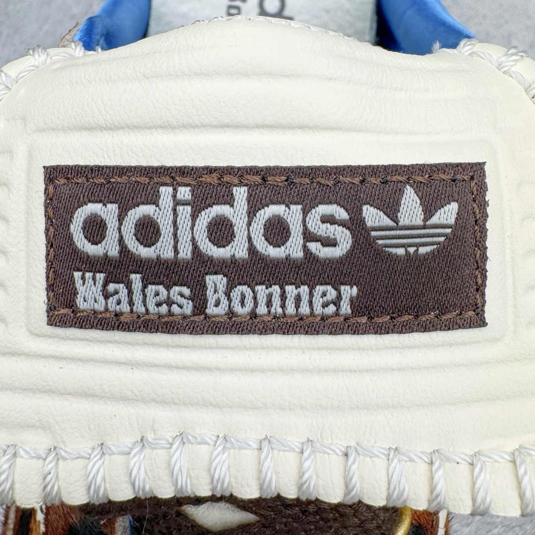 图片[15]-＃KZ神版特价 Wales Bonner x AD Originals Samba Classic 桑巴舞系列绅士德训足球风百搭低帮休闲运动板鞋 棕色豹纹 IE0578 全套原纸板楦头开发 每道工序同步公司流程 确保原汁原味 完美呈现原鞋版型 原厂高频磨具加持 精准内部资源对接 Logo字体百分百还原 原厂特供纳米纤维板 区别市面劣质纸板中底 原厂海玻璃鞋垫 正确3/2横条宽版背胶 一比一鞋头弧度高度鞋身弧度 烫金亮度高频深浅同步原鞋 独家私模最大47.5 半透明橡胶大底 原厂定制真马毛毛皮组合环保纤维革鞋面 原厂港宝加持定型后跟R度完美 原厂高频磨具加持 Logo字体 凹凸明显 轮廓分明 描漆定位精准 三道杠为尖角45°锯齿状 高频立体感很强 区别圆形锯齿 已最大程度还原公司 欢迎对比 此次双方的全新联名鞋款也均以 Originals Samba 为基础 同时共打造了四款风格迥异的鞋款 要说最亮眼的还是当属这双「豹纹」配色 除了标志性的鞋身图案外 侧面马毛材质的使用也让整双鞋质感得到升华 同时搭配上鞋身两侧经典的白色 AD「三道杠」Logo 以及蓝色的内衬 也呈现出多层次视觉体验 而要论最吸睛的还要数鞋舌处延续了的「大舌头」设计 当然这也正是 Wales Bonner 品牌与 adidas Samba 合作的产品亮点之一 尺码：35.5 36 36.5 37.5 38 38.5 39 40 40.5 41 42 42.5 43 44 44.5 45 46 47-选品中心