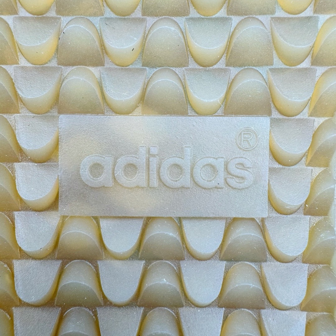 图片[24]-＃KZ神版特价 Wales Bonner x AD Originals Samba Classic 桑巴舞系列绅士德训足球风百搭低帮休闲运动板鞋 棕色豹纹 IE0578 全套原纸板楦头开发 每道工序同步公司流程 确保原汁原味 完美呈现原鞋版型 原厂高频磨具加持 精准内部资源对接 Logo字体百分百还原 原厂特供纳米纤维板 区别市面劣质纸板中底 原厂海玻璃鞋垫 正确3/2横条宽版背胶 一比一鞋头弧度高度鞋身弧度 烫金亮度高频深浅同步原鞋 独家私模最大47.5 半透明橡胶大底 原厂定制真马毛毛皮组合环保纤维革鞋面 原厂港宝加持定型后跟R度完美 原厂高频磨具加持 Logo字体 凹凸明显 轮廓分明 描漆定位精准 三道杠为尖角45°锯齿状 高频立体感很强 区别圆形锯齿 已最大程度还原公司 欢迎对比 此次双方的全新联名鞋款也均以 Originals Samba 为基础 同时共打造了四款风格迥异的鞋款 要说最亮眼的还是当属这双「豹纹」配色 除了标志性的鞋身图案外 侧面马毛材质的使用也让整双鞋质感得到升华 同时搭配上鞋身两侧经典的白色 AD「三道杠」Logo 以及蓝色的内衬 也呈现出多层次视觉体验 而要论最吸睛的还要数鞋舌处延续了的「大舌头」设计 当然这也正是 Wales Bonner 品牌与 adidas Samba 合作的产品亮点之一 尺码：35.5 36 36.5 37.5 38 38.5 39 40 40.5 41 42 42.5 43 44 44.5 45 46 47-选品中心