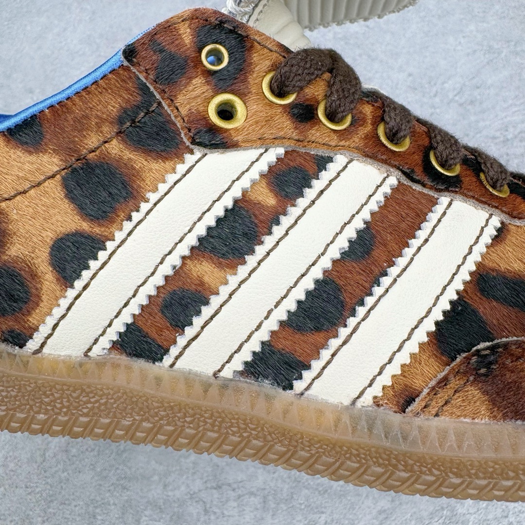 图片[19]-＃KZ神版特价 Wales Bonner x AD Originals Samba Classic 桑巴舞系列绅士德训足球风百搭低帮休闲运动板鞋 棕色豹纹 IE0578 全套原纸板楦头开发 每道工序同步公司流程 确保原汁原味 完美呈现原鞋版型 原厂高频磨具加持 精准内部资源对接 Logo字体百分百还原 原厂特供纳米纤维板 区别市面劣质纸板中底 原厂海玻璃鞋垫 正确3/2横条宽版背胶 一比一鞋头弧度高度鞋身弧度 烫金亮度高频深浅同步原鞋 独家私模最大47.5 半透明橡胶大底 原厂定制真马毛毛皮组合环保纤维革鞋面 原厂港宝加持定型后跟R度完美 原厂高频磨具加持 Logo字体 凹凸明显 轮廓分明 描漆定位精准 三道杠为尖角45°锯齿状 高频立体感很强 区别圆形锯齿 已最大程度还原公司 欢迎对比 此次双方的全新联名鞋款也均以 Originals Samba 为基础 同时共打造了四款风格迥异的鞋款 要说最亮眼的还是当属这双「豹纹」配色 除了标志性的鞋身图案外 侧面马毛材质的使用也让整双鞋质感得到升华 同时搭配上鞋身两侧经典的白色 AD「三道杠」Logo 以及蓝色的内衬 也呈现出多层次视觉体验 而要论最吸睛的还要数鞋舌处延续了的「大舌头」设计 当然这也正是 Wales Bonner 品牌与 adidas Samba 合作的产品亮点之一 尺码：35.5 36 36.5 37.5 38 38.5 39 40 40.5 41 42 42.5 43 44 44.5 45 46 47-选品中心