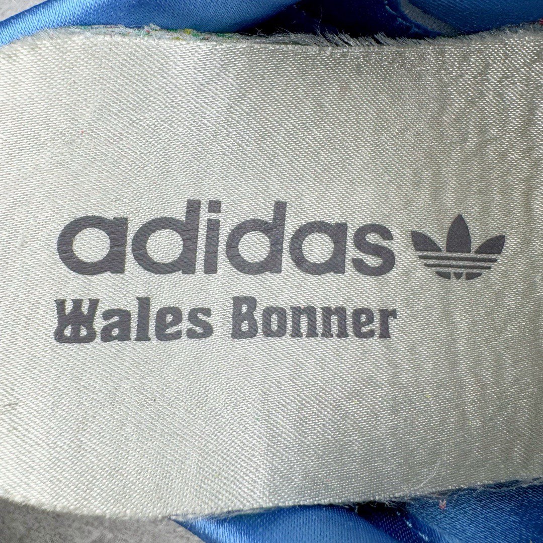 图片[16]-＃KZ神版特价 Wales Bonner x AD Originals Samba Classic 桑巴舞系列绅士德训足球风百搭低帮休闲运动板鞋 棕色豹纹 IE0578 全套原纸板楦头开发 每道工序同步公司流程 确保原汁原味 完美呈现原鞋版型 原厂高频磨具加持 精准内部资源对接 Logo字体百分百还原 原厂特供纳米纤维板 区别市面劣质纸板中底 原厂海玻璃鞋垫 正确3/2横条宽版背胶 一比一鞋头弧度高度鞋身弧度 烫金亮度高频深浅同步原鞋 独家私模最大47.5 半透明橡胶大底 原厂定制真马毛毛皮组合环保纤维革鞋面 原厂港宝加持定型后跟R度完美 原厂高频磨具加持 Logo字体 凹凸明显 轮廓分明 描漆定位精准 三道杠为尖角45°锯齿状 高频立体感很强 区别圆形锯齿 已最大程度还原公司 欢迎对比 此次双方的全新联名鞋款也均以 Originals Samba 为基础 同时共打造了四款风格迥异的鞋款 要说最亮眼的还是当属这双「豹纹」配色 除了标志性的鞋身图案外 侧面马毛材质的使用也让整双鞋质感得到升华 同时搭配上鞋身两侧经典的白色 AD「三道杠」Logo 以及蓝色的内衬 也呈现出多层次视觉体验 而要论最吸睛的还要数鞋舌处延续了的「大舌头」设计 当然这也正是 Wales Bonner 品牌与 adidas Samba 合作的产品亮点之一 尺码：35.5 36 36.5 37.5 38 38.5 39 40 40.5 41 42 42.5 43 44 44.5 45 46 47-选品中心