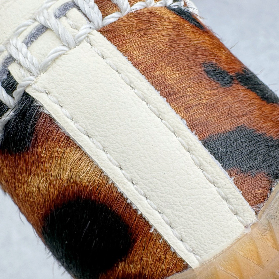 图片[26]-＃KZ神版特价 Wales Bonner x AD Originals Samba Classic 桑巴舞系列绅士德训足球风百搭低帮休闲运动板鞋 棕色豹纹 IE0578 全套原纸板楦头开发 每道工序同步公司流程 确保原汁原味 完美呈现原鞋版型 原厂高频磨具加持 精准内部资源对接 Logo字体百分百还原 原厂特供纳米纤维板 区别市面劣质纸板中底 原厂海玻璃鞋垫 正确3/2横条宽版背胶 一比一鞋头弧度高度鞋身弧度 烫金亮度高频深浅同步原鞋 独家私模最大47.5 半透明橡胶大底 原厂定制真马毛毛皮组合环保纤维革鞋面 原厂港宝加持定型后跟R度完美 原厂高频磨具加持 Logo字体 凹凸明显 轮廓分明 描漆定位精准 三道杠为尖角45°锯齿状 高频立体感很强 区别圆形锯齿 已最大程度还原公司 欢迎对比 此次双方的全新联名鞋款也均以 Originals Samba 为基础 同时共打造了四款风格迥异的鞋款 要说最亮眼的还是当属这双「豹纹」配色 除了标志性的鞋身图案外 侧面马毛材质的使用也让整双鞋质感得到升华 同时搭配上鞋身两侧经典的白色 AD「三道杠」Logo 以及蓝色的内衬 也呈现出多层次视觉体验 而要论最吸睛的还要数鞋舌处延续了的「大舌头」设计 当然这也正是 Wales Bonner 品牌与 adidas Samba 合作的产品亮点之一 尺码：35.5 36 36.5 37.5 38 38.5 39 40 40.5 41 42 42.5 43 44 44.5 45 46 47-选品中心