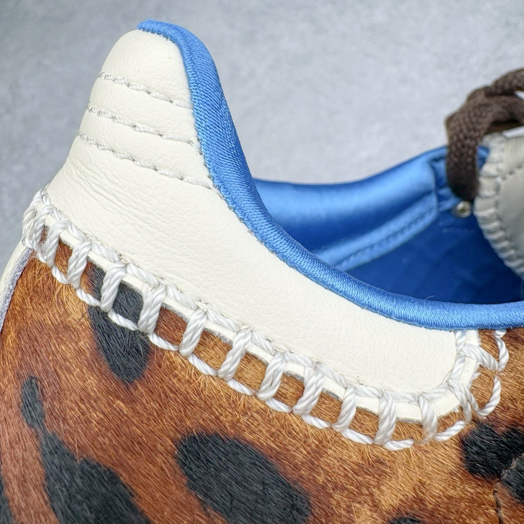 图片[17]-＃KZ神版特价 Wales Bonner x AD Originals Samba Classic 桑巴舞系列绅士德训足球风百搭低帮休闲运动板鞋 棕色豹纹 IE0578 全套原纸板楦头开发 每道工序同步公司流程 确保原汁原味 完美呈现原鞋版型 原厂高频磨具加持 精准内部资源对接 Logo字体百分百还原 原厂特供纳米纤维板 区别市面劣质纸板中底 原厂海玻璃鞋垫 正确3/2横条宽版背胶 一比一鞋头弧度高度鞋身弧度 烫金亮度高频深浅同步原鞋 独家私模最大47.5 半透明橡胶大底 原厂定制真马毛毛皮组合环保纤维革鞋面 原厂港宝加持定型后跟R度完美 原厂高频磨具加持 Logo字体 凹凸明显 轮廓分明 描漆定位精准 三道杠为尖角45°锯齿状 高频立体感很强 区别圆形锯齿 已最大程度还原公司 欢迎对比 此次双方的全新联名鞋款也均以 Originals Samba 为基础 同时共打造了四款风格迥异的鞋款 要说最亮眼的还是当属这双「豹纹」配色 除了标志性的鞋身图案外 侧面马毛材质的使用也让整双鞋质感得到升华 同时搭配上鞋身两侧经典的白色 AD「三道杠」Logo 以及蓝色的内衬 也呈现出多层次视觉体验 而要论最吸睛的还要数鞋舌处延续了的「大舌头」设计 当然这也正是 Wales Bonner 品牌与 adidas Samba 合作的产品亮点之一 尺码：35.5 36 36.5 37.5 38 38.5 39 40 40.5 41 42 42.5 43 44 44.5 45 46 47-选品中心