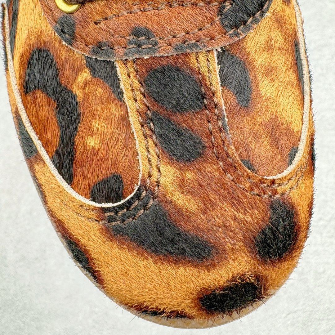 图片[22]-＃KZ神版特价 Wales Bonner x AD Originals Samba Classic 桑巴舞系列绅士德训足球风百搭低帮休闲运动板鞋 棕色豹纹 IE0578 全套原纸板楦头开发 每道工序同步公司流程 确保原汁原味 完美呈现原鞋版型 原厂高频磨具加持 精准内部资源对接 Logo字体百分百还原 原厂特供纳米纤维板 区别市面劣质纸板中底 原厂海玻璃鞋垫 正确3/2横条宽版背胶 一比一鞋头弧度高度鞋身弧度 烫金亮度高频深浅同步原鞋 独家私模最大47.5 半透明橡胶大底 原厂定制真马毛毛皮组合环保纤维革鞋面 原厂港宝加持定型后跟R度完美 原厂高频磨具加持 Logo字体 凹凸明显 轮廓分明 描漆定位精准 三道杠为尖角45°锯齿状 高频立体感很强 区别圆形锯齿 已最大程度还原公司 欢迎对比 此次双方的全新联名鞋款也均以 Originals Samba 为基础 同时共打造了四款风格迥异的鞋款 要说最亮眼的还是当属这双「豹纹」配色 除了标志性的鞋身图案外 侧面马毛材质的使用也让整双鞋质感得到升华 同时搭配上鞋身两侧经典的白色 AD「三道杠」Logo 以及蓝色的内衬 也呈现出多层次视觉体验 而要论最吸睛的还要数鞋舌处延续了的「大舌头」设计 当然这也正是 Wales Bonner 品牌与 adidas Samba 合作的产品亮点之一 尺码：35.5 36 36.5 37.5 38 38.5 39 40 40.5 41 42 42.5 43 44 44.5 45 46 47-选品中心