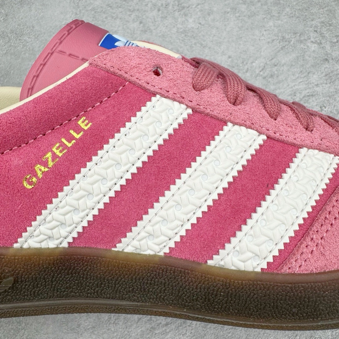 图片[11]-＃KZ神版特价 AD Original Gazelle Indoor Trainers 瞪羚室内鞋系列低帮复古百搭休闲运动德训风板鞋 草莓熊 IF1809 独家前帮工艺加持 全套原纸板楦头开发 每道工序同步公司流程 确保原汁原味 完美呈现原鞋版型 原厂高频磨具加持 精准内部资源对接 Logo字体百分百还原 原厂特供纳米纤维板 区别市面劣质纸板中底 原厂海玻璃鞋垫 中置乳胶足弓支撑垫 正确3/2横条宽版背胶 一比一鞋头弧度高度鞋身弧度 烫金亮度高频深浅同步原鞋 独家私模最大47.5 半透明橡胶大底 原厂定制长毛翻毛皮组合环保纤维革鞋面 原厂港宝加持定型后跟R度完美 原厂高频磨具加持 Logo字体 凹凸明显 轮廓分明 描漆定位精准 三道杠为尖角45°锯齿状 高频立体感很强 区别圆形锯齿 已最大程度还原公司 欢迎对比 将复古进行到底 简约流畅 三十年不变经典 这款Gazelle运动鞋 无论面料、配色、质感或设计 都只在重现其1991年原款的经典 皮革鞋面 撞色三条纹和鞋跟标的设计 力求呈现90年代的经典复古风潮 Samba火热的同时 也带动了其它的复古鞋型 Gazelle便是其中一只 Gazelle Indoor拥有包边更宽的T字型鞋头 更好的保护运动员的前掌 浓浓的复古氛围感 非常适合现在流行的Cleanfit风格 尺码：35.5 36 36.5 37 38 38.5 39 40 40.5 41 42 42.5 43 44 44.5 45 46 47.5-选品中心