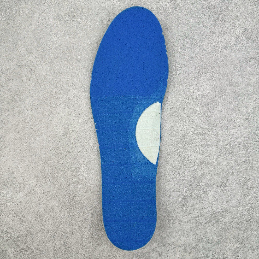 图片[20]-＃KZ神版特价 AD Original Gazelle Indoor Trainers 瞪羚室内鞋系列低帮复古百搭休闲运动德训风板鞋 草莓熊 IF1809 独家前帮工艺加持 全套原纸板楦头开发 每道工序同步公司流程 确保原汁原味 完美呈现原鞋版型 原厂高频磨具加持 精准内部资源对接 Logo字体百分百还原 原厂特供纳米纤维板 区别市面劣质纸板中底 原厂海玻璃鞋垫 中置乳胶足弓支撑垫 正确3/2横条宽版背胶 一比一鞋头弧度高度鞋身弧度 烫金亮度高频深浅同步原鞋 独家私模最大47.5 半透明橡胶大底 原厂定制长毛翻毛皮组合环保纤维革鞋面 原厂港宝加持定型后跟R度完美 原厂高频磨具加持 Logo字体 凹凸明显 轮廓分明 描漆定位精准 三道杠为尖角45°锯齿状 高频立体感很强 区别圆形锯齿 已最大程度还原公司 欢迎对比 将复古进行到底 简约流畅 三十年不变经典 这款Gazelle运动鞋 无论面料、配色、质感或设计 都只在重现其1991年原款的经典 皮革鞋面 撞色三条纹和鞋跟标的设计 力求呈现90年代的经典复古风潮 Samba火热的同时 也带动了其它的复古鞋型 Gazelle便是其中一只 Gazelle Indoor拥有包边更宽的T字型鞋头 更好的保护运动员的前掌 浓浓的复古氛围感 非常适合现在流行的Cleanfit风格 尺码：35.5 36 36.5 37 38 38.5 39 40 40.5 41 42 42.5 43 44 44.5 45 46 47.5-选品中心