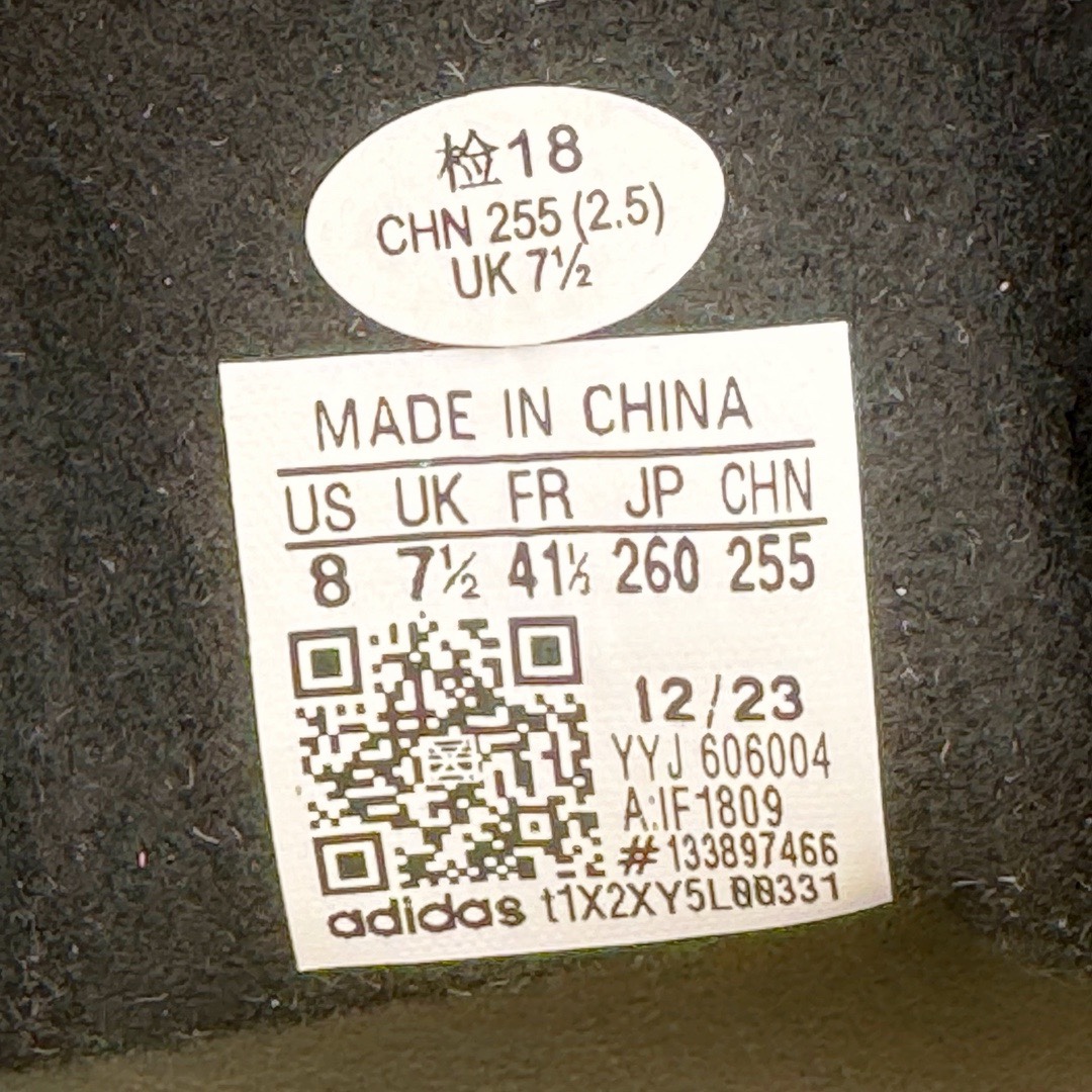 图片[18]-＃KZ神版特价 AD Original Gazelle Indoor Trainers 瞪羚室内鞋系列低帮复古百搭休闲运动德训风板鞋 草莓熊 IF1809 独家前帮工艺加持 全套原纸板楦头开发 每道工序同步公司流程 确保原汁原味 完美呈现原鞋版型 原厂高频磨具加持 精准内部资源对接 Logo字体百分百还原 原厂特供纳米纤维板 区别市面劣质纸板中底 原厂海玻璃鞋垫 中置乳胶足弓支撑垫 正确3/2横条宽版背胶 一比一鞋头弧度高度鞋身弧度 烫金亮度高频深浅同步原鞋 独家私模最大47.5 半透明橡胶大底 原厂定制长毛翻毛皮组合环保纤维革鞋面 原厂港宝加持定型后跟R度完美 原厂高频磨具加持 Logo字体 凹凸明显 轮廓分明 描漆定位精准 三道杠为尖角45°锯齿状 高频立体感很强 区别圆形锯齿 已最大程度还原公司 欢迎对比 将复古进行到底 简约流畅 三十年不变经典 这款Gazelle运动鞋 无论面料、配色、质感或设计 都只在重现其1991年原款的经典 皮革鞋面 撞色三条纹和鞋跟标的设计 力求呈现90年代的经典复古风潮 Samba火热的同时 也带动了其它的复古鞋型 Gazelle便是其中一只 Gazelle Indoor拥有包边更宽的T字型鞋头 更好的保护运动员的前掌 浓浓的复古氛围感 非常适合现在流行的Cleanfit风格 尺码：35.5 36 36.5 37 38 38.5 39 40 40.5 41 42 42.5 43 44 44.5 45 46 47.5-选品中心