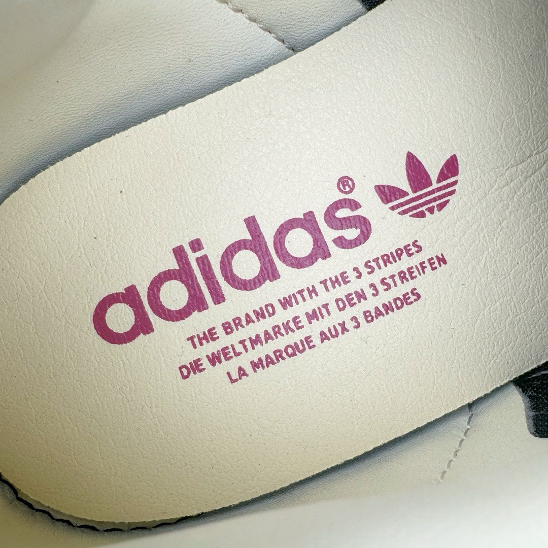 图片[19]-＃KZ神版特价 AD Original Gazelle Indoor Trainers 瞪羚室内鞋系列低帮复古百搭休闲运动德训风板鞋 草莓熊 IF1809 独家前帮工艺加持 全套原纸板楦头开发 每道工序同步公司流程 确保原汁原味 完美呈现原鞋版型 原厂高频磨具加持 精准内部资源对接 Logo字体百分百还原 原厂特供纳米纤维板 区别市面劣质纸板中底 原厂海玻璃鞋垫 中置乳胶足弓支撑垫 正确3/2横条宽版背胶 一比一鞋头弧度高度鞋身弧度 烫金亮度高频深浅同步原鞋 独家私模最大47.5 半透明橡胶大底 原厂定制长毛翻毛皮组合环保纤维革鞋面 原厂港宝加持定型后跟R度完美 原厂高频磨具加持 Logo字体 凹凸明显 轮廓分明 描漆定位精准 三道杠为尖角45°锯齿状 高频立体感很强 区别圆形锯齿 已最大程度还原公司 欢迎对比 将复古进行到底 简约流畅 三十年不变经典 这款Gazelle运动鞋 无论面料、配色、质感或设计 都只在重现其1991年原款的经典 皮革鞋面 撞色三条纹和鞋跟标的设计 力求呈现90年代的经典复古风潮 Samba火热的同时 也带动了其它的复古鞋型 Gazelle便是其中一只 Gazelle Indoor拥有包边更宽的T字型鞋头 更好的保护运动员的前掌 浓浓的复古氛围感 非常适合现在流行的Cleanfit风格 尺码：35.5 36 36.5 37 38 38.5 39 40 40.5 41 42 42.5 43 44 44.5 45 46 47.5-选品中心