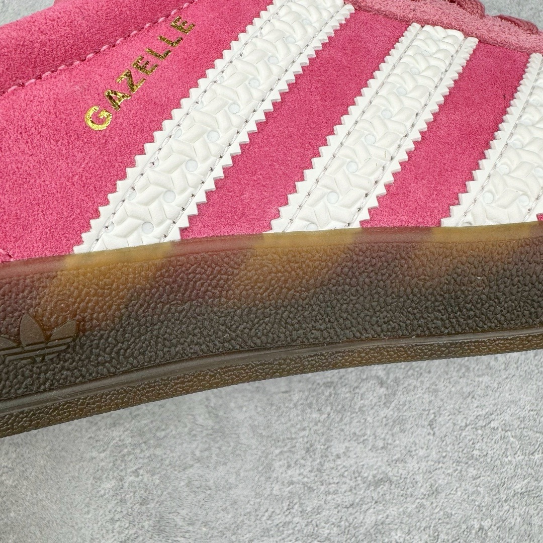 图片[12]-＃KZ神版特价 AD Original Gazelle Indoor Trainers 瞪羚室内鞋系列低帮复古百搭休闲运动德训风板鞋 草莓熊 IF1809 独家前帮工艺加持 全套原纸板楦头开发 每道工序同步公司流程 确保原汁原味 完美呈现原鞋版型 原厂高频磨具加持 精准内部资源对接 Logo字体百分百还原 原厂特供纳米纤维板 区别市面劣质纸板中底 原厂海玻璃鞋垫 中置乳胶足弓支撑垫 正确3/2横条宽版背胶 一比一鞋头弧度高度鞋身弧度 烫金亮度高频深浅同步原鞋 独家私模最大47.5 半透明橡胶大底 原厂定制长毛翻毛皮组合环保纤维革鞋面 原厂港宝加持定型后跟R度完美 原厂高频磨具加持 Logo字体 凹凸明显 轮廓分明 描漆定位精准 三道杠为尖角45°锯齿状 高频立体感很强 区别圆形锯齿 已最大程度还原公司 欢迎对比 将复古进行到底 简约流畅 三十年不变经典 这款Gazelle运动鞋 无论面料、配色、质感或设计 都只在重现其1991年原款的经典 皮革鞋面 撞色三条纹和鞋跟标的设计 力求呈现90年代的经典复古风潮 Samba火热的同时 也带动了其它的复古鞋型 Gazelle便是其中一只 Gazelle Indoor拥有包边更宽的T字型鞋头 更好的保护运动员的前掌 浓浓的复古氛围感 非常适合现在流行的Cleanfit风格 尺码：35.5 36 36.5 37 38 38.5 39 40 40.5 41 42 42.5 43 44 44.5 45 46 47.5-选品中心