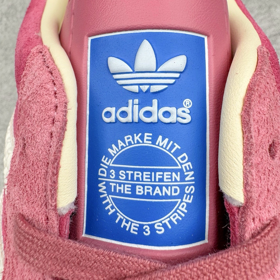 图片[10]-＃KZ神版特价 AD Original Gazelle Indoor Trainers 瞪羚室内鞋系列低帮复古百搭休闲运动德训风板鞋 草莓熊 IF1809 独家前帮工艺加持 全套原纸板楦头开发 每道工序同步公司流程 确保原汁原味 完美呈现原鞋版型 原厂高频磨具加持 精准内部资源对接 Logo字体百分百还原 原厂特供纳米纤维板 区别市面劣质纸板中底 原厂海玻璃鞋垫 中置乳胶足弓支撑垫 正确3/2横条宽版背胶 一比一鞋头弧度高度鞋身弧度 烫金亮度高频深浅同步原鞋 独家私模最大47.5 半透明橡胶大底 原厂定制长毛翻毛皮组合环保纤维革鞋面 原厂港宝加持定型后跟R度完美 原厂高频磨具加持 Logo字体 凹凸明显 轮廓分明 描漆定位精准 三道杠为尖角45°锯齿状 高频立体感很强 区别圆形锯齿 已最大程度还原公司 欢迎对比 将复古进行到底 简约流畅 三十年不变经典 这款Gazelle运动鞋 无论面料、配色、质感或设计 都只在重现其1991年原款的经典 皮革鞋面 撞色三条纹和鞋跟标的设计 力求呈现90年代的经典复古风潮 Samba火热的同时 也带动了其它的复古鞋型 Gazelle便是其中一只 Gazelle Indoor拥有包边更宽的T字型鞋头 更好的保护运动员的前掌 浓浓的复古氛围感 非常适合现在流行的Cleanfit风格 尺码：35.5 36 36.5 37 38 38.5 39 40 40.5 41 42 42.5 43 44 44.5 45 46 47.5-选品中心