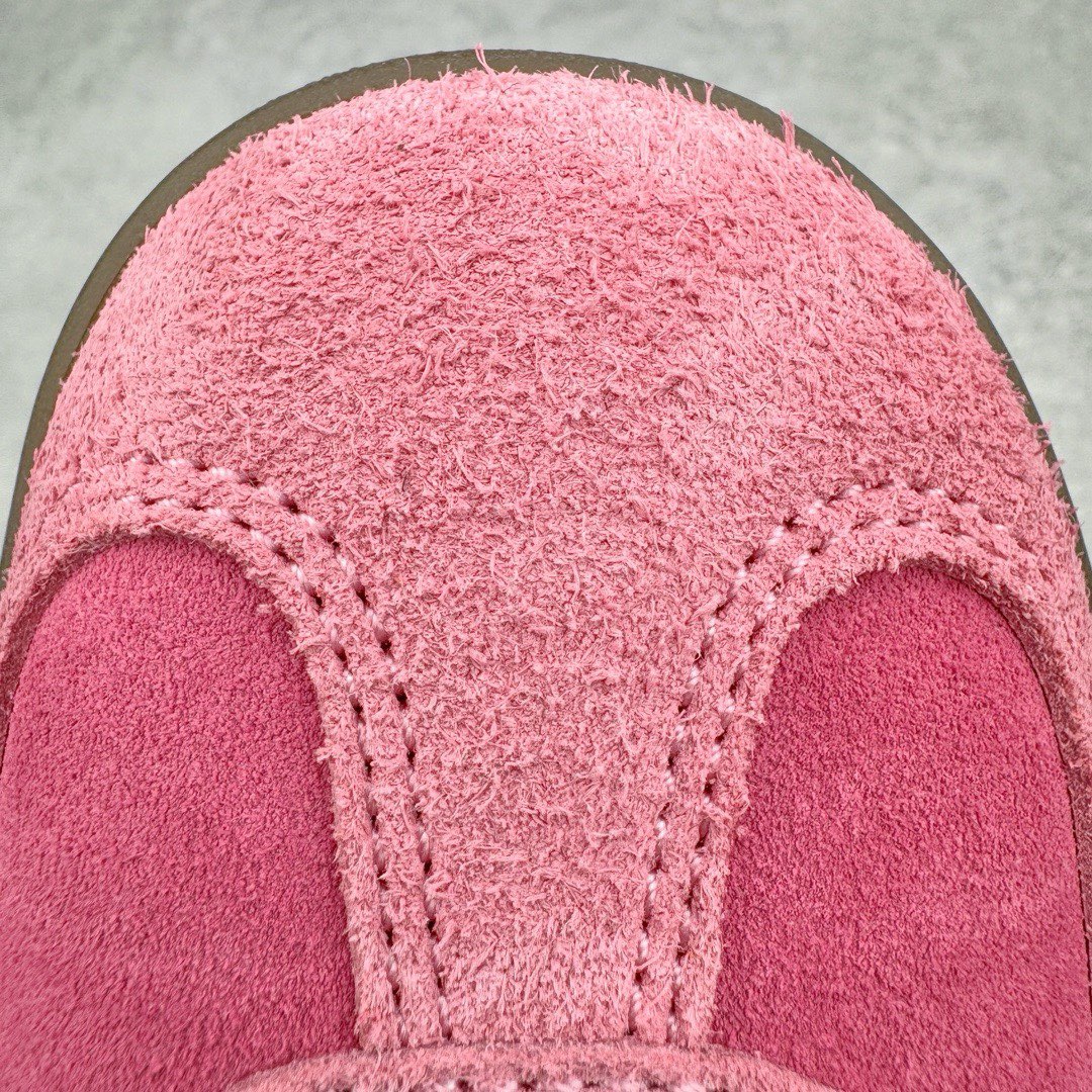 图片[16]-＃KZ神版特价 AD Original Gazelle Indoor Trainers 瞪羚室内鞋系列低帮复古百搭休闲运动德训风板鞋 草莓熊 IF1809 独家前帮工艺加持 全套原纸板楦头开发 每道工序同步公司流程 确保原汁原味 完美呈现原鞋版型 原厂高频磨具加持 精准内部资源对接 Logo字体百分百还原 原厂特供纳米纤维板 区别市面劣质纸板中底 原厂海玻璃鞋垫 中置乳胶足弓支撑垫 正确3/2横条宽版背胶 一比一鞋头弧度高度鞋身弧度 烫金亮度高频深浅同步原鞋 独家私模最大47.5 半透明橡胶大底 原厂定制长毛翻毛皮组合环保纤维革鞋面 原厂港宝加持定型后跟R度完美 原厂高频磨具加持 Logo字体 凹凸明显 轮廓分明 描漆定位精准 三道杠为尖角45°锯齿状 高频立体感很强 区别圆形锯齿 已最大程度还原公司 欢迎对比 将复古进行到底 简约流畅 三十年不变经典 这款Gazelle运动鞋 无论面料、配色、质感或设计 都只在重现其1991年原款的经典 皮革鞋面 撞色三条纹和鞋跟标的设计 力求呈现90年代的经典复古风潮 Samba火热的同时 也带动了其它的复古鞋型 Gazelle便是其中一只 Gazelle Indoor拥有包边更宽的T字型鞋头 更好的保护运动员的前掌 浓浓的复古氛围感 非常适合现在流行的Cleanfit风格 尺码：35.5 36 36.5 37 38 38.5 39 40 40.5 41 42 42.5 43 44 44.5 45 46 47.5-选品中心