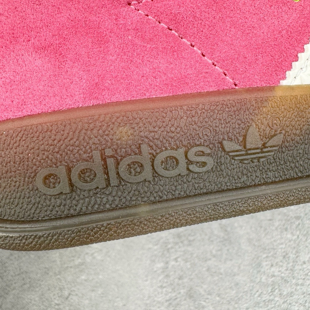 图片[13]-＃KZ神版特价 AD Original Gazelle Indoor Trainers 瞪羚室内鞋系列低帮复古百搭休闲运动德训风板鞋 草莓熊 IF1809 独家前帮工艺加持 全套原纸板楦头开发 每道工序同步公司流程 确保原汁原味 完美呈现原鞋版型 原厂高频磨具加持 精准内部资源对接 Logo字体百分百还原 原厂特供纳米纤维板 区别市面劣质纸板中底 原厂海玻璃鞋垫 中置乳胶足弓支撑垫 正确3/2横条宽版背胶 一比一鞋头弧度高度鞋身弧度 烫金亮度高频深浅同步原鞋 独家私模最大47.5 半透明橡胶大底 原厂定制长毛翻毛皮组合环保纤维革鞋面 原厂港宝加持定型后跟R度完美 原厂高频磨具加持 Logo字体 凹凸明显 轮廓分明 描漆定位精准 三道杠为尖角45°锯齿状 高频立体感很强 区别圆形锯齿 已最大程度还原公司 欢迎对比 将复古进行到底 简约流畅 三十年不变经典 这款Gazelle运动鞋 无论面料、配色、质感或设计 都只在重现其1991年原款的经典 皮革鞋面 撞色三条纹和鞋跟标的设计 力求呈现90年代的经典复古风潮 Samba火热的同时 也带动了其它的复古鞋型 Gazelle便是其中一只 Gazelle Indoor拥有包边更宽的T字型鞋头 更好的保护运动员的前掌 浓浓的复古氛围感 非常适合现在流行的Cleanfit风格 尺码：35.5 36 36.5 37 38 38.5 39 40 40.5 41 42 42.5 43 44 44.5 45 46 47.5-选品中心