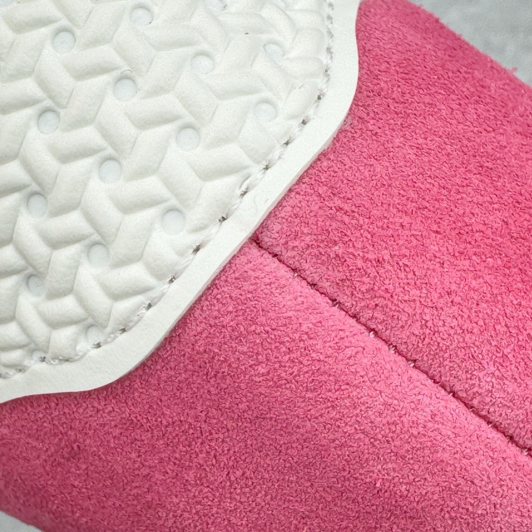 图片[15]-＃KZ神版特价 AD Original Gazelle Indoor Trainers 瞪羚室内鞋系列低帮复古百搭休闲运动德训风板鞋 草莓熊 IF1809 独家前帮工艺加持 全套原纸板楦头开发 每道工序同步公司流程 确保原汁原味 完美呈现原鞋版型 原厂高频磨具加持 精准内部资源对接 Logo字体百分百还原 原厂特供纳米纤维板 区别市面劣质纸板中底 原厂海玻璃鞋垫 中置乳胶足弓支撑垫 正确3/2横条宽版背胶 一比一鞋头弧度高度鞋身弧度 烫金亮度高频深浅同步原鞋 独家私模最大47.5 半透明橡胶大底 原厂定制长毛翻毛皮组合环保纤维革鞋面 原厂港宝加持定型后跟R度完美 原厂高频磨具加持 Logo字体 凹凸明显 轮廓分明 描漆定位精准 三道杠为尖角45°锯齿状 高频立体感很强 区别圆形锯齿 已最大程度还原公司 欢迎对比 将复古进行到底 简约流畅 三十年不变经典 这款Gazelle运动鞋 无论面料、配色、质感或设计 都只在重现其1991年原款的经典 皮革鞋面 撞色三条纹和鞋跟标的设计 力求呈现90年代的经典复古风潮 Samba火热的同时 也带动了其它的复古鞋型 Gazelle便是其中一只 Gazelle Indoor拥有包边更宽的T字型鞋头 更好的保护运动员的前掌 浓浓的复古氛围感 非常适合现在流行的Cleanfit风格 尺码：35.5 36 36.5 37 38 38.5 39 40 40.5 41 42 42.5 43 44 44.5 45 46 47.5-选品中心