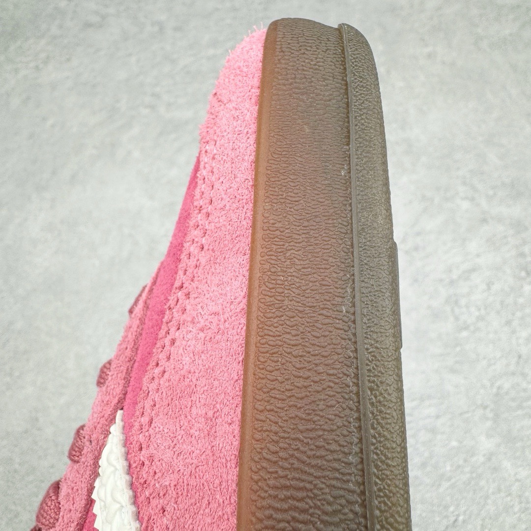 图片[14]-＃KZ神版特价 AD Original Gazelle Indoor Trainers 瞪羚室内鞋系列低帮复古百搭休闲运动德训风板鞋 草莓熊 IF1809 独家前帮工艺加持 全套原纸板楦头开发 每道工序同步公司流程 确保原汁原味 完美呈现原鞋版型 原厂高频磨具加持 精准内部资源对接 Logo字体百分百还原 原厂特供纳米纤维板 区别市面劣质纸板中底 原厂海玻璃鞋垫 中置乳胶足弓支撑垫 正确3/2横条宽版背胶 一比一鞋头弧度高度鞋身弧度 烫金亮度高频深浅同步原鞋 独家私模最大47.5 半透明橡胶大底 原厂定制长毛翻毛皮组合环保纤维革鞋面 原厂港宝加持定型后跟R度完美 原厂高频磨具加持 Logo字体 凹凸明显 轮廓分明 描漆定位精准 三道杠为尖角45°锯齿状 高频立体感很强 区别圆形锯齿 已最大程度还原公司 欢迎对比 将复古进行到底 简约流畅 三十年不变经典 这款Gazelle运动鞋 无论面料、配色、质感或设计 都只在重现其1991年原款的经典 皮革鞋面 撞色三条纹和鞋跟标的设计 力求呈现90年代的经典复古风潮 Samba火热的同时 也带动了其它的复古鞋型 Gazelle便是其中一只 Gazelle Indoor拥有包边更宽的T字型鞋头 更好的保护运动员的前掌 浓浓的复古氛围感 非常适合现在流行的Cleanfit风格 尺码：35.5 36 36.5 37 38 38.5 39 40 40.5 41 42 42.5 43 44 44.5 45 46 47.5-选品中心