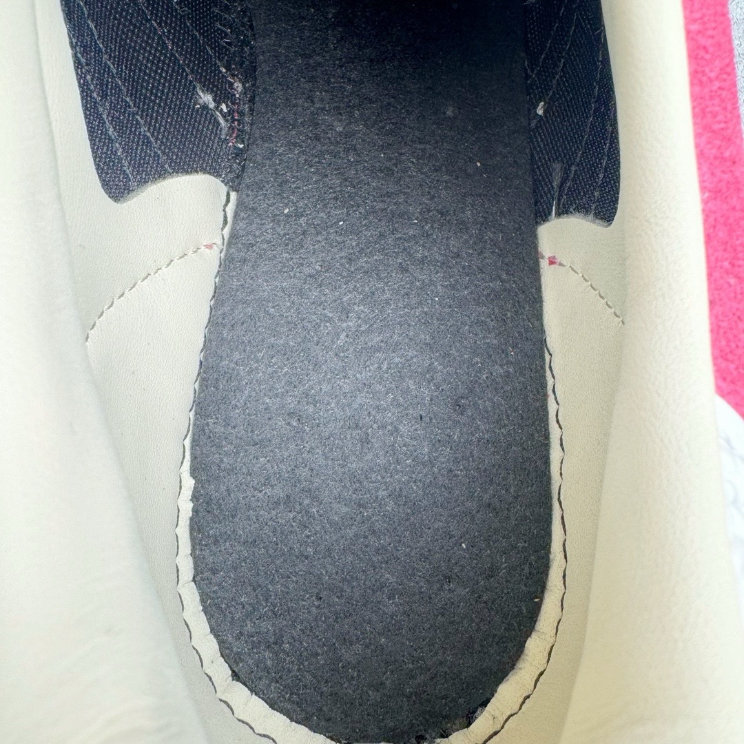 图片[21]-＃KZ神版特价 AD Original Gazelle Indoor Trainers 瞪羚室内鞋系列低帮复古百搭休闲运动德训风板鞋 草莓熊 IF1809 独家前帮工艺加持 全套原纸板楦头开发 每道工序同步公司流程 确保原汁原味 完美呈现原鞋版型 原厂高频磨具加持 精准内部资源对接 Logo字体百分百还原 原厂特供纳米纤维板 区别市面劣质纸板中底 原厂海玻璃鞋垫 中置乳胶足弓支撑垫 正确3/2横条宽版背胶 一比一鞋头弧度高度鞋身弧度 烫金亮度高频深浅同步原鞋 独家私模最大47.5 半透明橡胶大底 原厂定制长毛翻毛皮组合环保纤维革鞋面 原厂港宝加持定型后跟R度完美 原厂高频磨具加持 Logo字体 凹凸明显 轮廓分明 描漆定位精准 三道杠为尖角45°锯齿状 高频立体感很强 区别圆形锯齿 已最大程度还原公司 欢迎对比 将复古进行到底 简约流畅 三十年不变经典 这款Gazelle运动鞋 无论面料、配色、质感或设计 都只在重现其1991年原款的经典 皮革鞋面 撞色三条纹和鞋跟标的设计 力求呈现90年代的经典复古风潮 Samba火热的同时 也带动了其它的复古鞋型 Gazelle便是其中一只 Gazelle Indoor拥有包边更宽的T字型鞋头 更好的保护运动员的前掌 浓浓的复古氛围感 非常适合现在流行的Cleanfit风格 尺码：35.5 36 36.5 37 38 38.5 39 40 40.5 41 42 42.5 43 44 44.5 45 46 47.5-选品中心