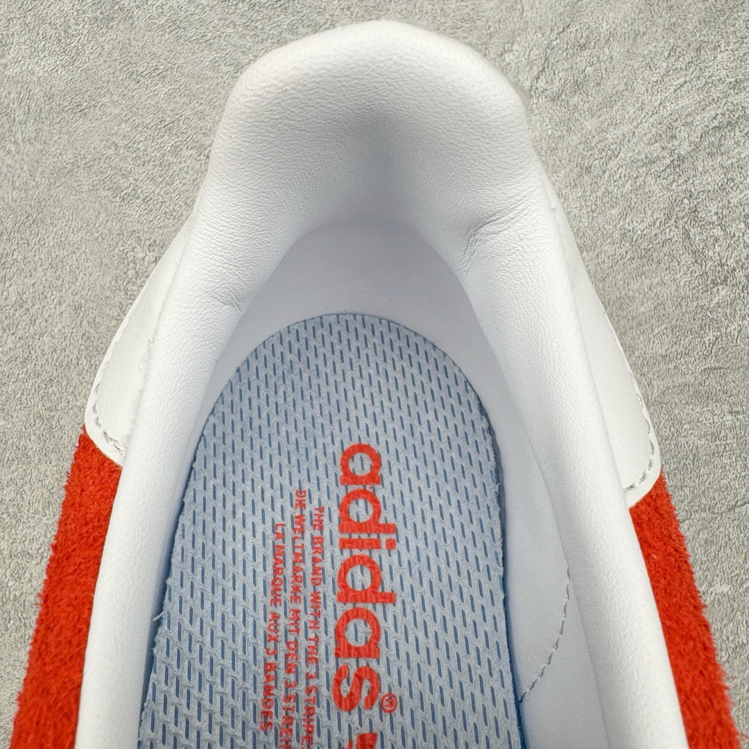 图片[13]-＃KZ神版福利 AD Original Gazelle Indoor Trainers 瞪羚室内鞋系列低帮复古百搭休闲运动德训风板鞋 红白 HQ8718 独家前帮工艺加持 全套原纸板楦头开发 每道工序同步公司流程 确保原汁原味 完美呈现原鞋版型 原厂高频磨具加持 精准内部资源对接 Logo字体百分百还原 原厂特供纳米纤维板 区别市面劣质纸板中底 原厂海玻璃鞋垫 中置乳胶足弓支撑垫 正确3/2横条宽版背胶 一比一鞋头弧度高度鞋身弧度 烫金亮度高频深浅同步原鞋 独家私模最大47.5 半透明橡胶大底 原厂定制长毛翻毛皮组合环保纤维革鞋面 原厂港宝加持定型后跟R度完美 原厂高频磨具加持 Logo字体 凹凸明显 轮廓分明 描漆定位精准 三道杠为尖角45°锯齿状 高频立体感很强 区别圆形锯齿 已最大程度还原公司 欢迎对比 将复古进行到底 简约流畅 三十年不变经典 这款Gazelle运动鞋 无论面料、配色、质感或设计 都只在重现其1991年原款的经典 皮革鞋面 撞色三条纹和鞋跟标的设计 力求呈现90年代的经典复古风潮 Samba火热的同时 也带动了其它的复古鞋型 Gazelle便是其中一只 Gazelle Indoor拥有包边更宽的T字型鞋头 更好的保护运动员的前掌 浓浓的复古氛围感 非常适合现在流行的Cleanfit风格 尺码：35.5 36 36.5 37 38 38.5 39 40 40.5 41 42 42.5 43 44 44.5 45 46 47.5-选品中心