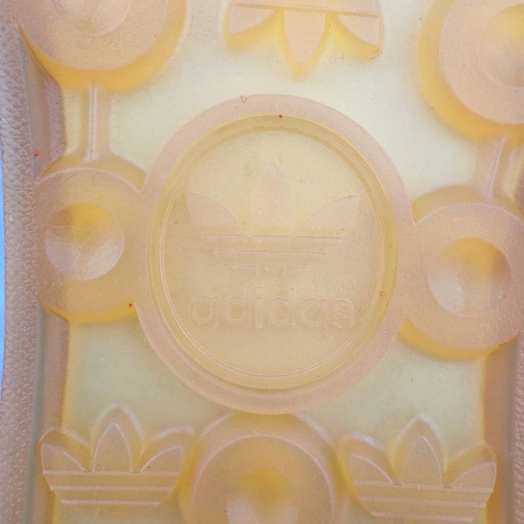 图片[15]-＃KZ神版福利 AD Original Gazelle Indoor Trainers 瞪羚室内鞋系列低帮复古百搭休闲运动德训风板鞋 红白 HQ8718 独家前帮工艺加持 全套原纸板楦头开发 每道工序同步公司流程 确保原汁原味 完美呈现原鞋版型 原厂高频磨具加持 精准内部资源对接 Logo字体百分百还原 原厂特供纳米纤维板 区别市面劣质纸板中底 原厂海玻璃鞋垫 中置乳胶足弓支撑垫 正确3/2横条宽版背胶 一比一鞋头弧度高度鞋身弧度 烫金亮度高频深浅同步原鞋 独家私模最大47.5 半透明橡胶大底 原厂定制长毛翻毛皮组合环保纤维革鞋面 原厂港宝加持定型后跟R度完美 原厂高频磨具加持 Logo字体 凹凸明显 轮廓分明 描漆定位精准 三道杠为尖角45°锯齿状 高频立体感很强 区别圆形锯齿 已最大程度还原公司 欢迎对比 将复古进行到底 简约流畅 三十年不变经典 这款Gazelle运动鞋 无论面料、配色、质感或设计 都只在重现其1991年原款的经典 皮革鞋面 撞色三条纹和鞋跟标的设计 力求呈现90年代的经典复古风潮 Samba火热的同时 也带动了其它的复古鞋型 Gazelle便是其中一只 Gazelle Indoor拥有包边更宽的T字型鞋头 更好的保护运动员的前掌 浓浓的复古氛围感 非常适合现在流行的Cleanfit风格 尺码：35.5 36 36.5 37 38 38.5 39 40 40.5 41 42 42.5 43 44 44.5 45 46 47.5-选品中心