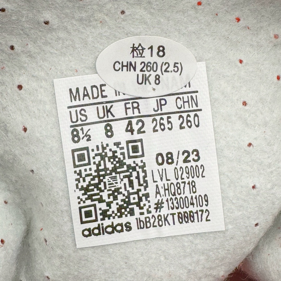 图片[12]-＃KZ神版福利 AD Original Gazelle Indoor Trainers 瞪羚室内鞋系列低帮复古百搭休闲运动德训风板鞋 红白 HQ8718 独家前帮工艺加持 全套原纸板楦头开发 每道工序同步公司流程 确保原汁原味 完美呈现原鞋版型 原厂高频磨具加持 精准内部资源对接 Logo字体百分百还原 原厂特供纳米纤维板 区别市面劣质纸板中底 原厂海玻璃鞋垫 中置乳胶足弓支撑垫 正确3/2横条宽版背胶 一比一鞋头弧度高度鞋身弧度 烫金亮度高频深浅同步原鞋 独家私模最大47.5 半透明橡胶大底 原厂定制长毛翻毛皮组合环保纤维革鞋面 原厂港宝加持定型后跟R度完美 原厂高频磨具加持 Logo字体 凹凸明显 轮廓分明 描漆定位精准 三道杠为尖角45°锯齿状 高频立体感很强 区别圆形锯齿 已最大程度还原公司 欢迎对比 将复古进行到底 简约流畅 三十年不变经典 这款Gazelle运动鞋 无论面料、配色、质感或设计 都只在重现其1991年原款的经典 皮革鞋面 撞色三条纹和鞋跟标的设计 力求呈现90年代的经典复古风潮 Samba火热的同时 也带动了其它的复古鞋型 Gazelle便是其中一只 Gazelle Indoor拥有包边更宽的T字型鞋头 更好的保护运动员的前掌 浓浓的复古氛围感 非常适合现在流行的Cleanfit风格 尺码：35.5 36 36.5 37 38 38.5 39 40 40.5 41 42 42.5 43 44 44.5 45 46 47.5-选品中心