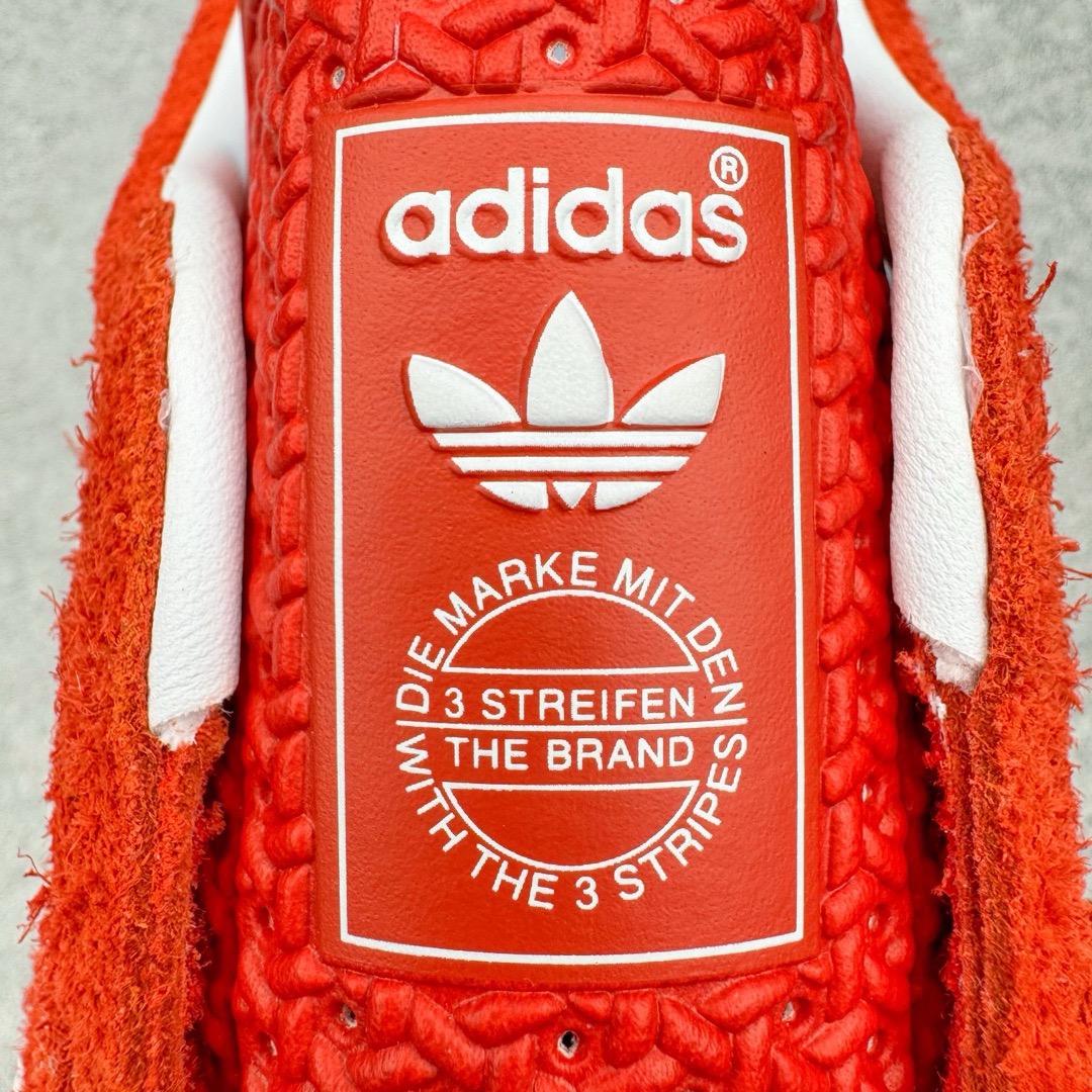 图片[14]-＃KZ神版福利 AD Original Gazelle Indoor Trainers 瞪羚室内鞋系列低帮复古百搭休闲运动德训风板鞋 红白 HQ8718 独家前帮工艺加持 全套原纸板楦头开发 每道工序同步公司流程 确保原汁原味 完美呈现原鞋版型 原厂高频磨具加持 精准内部资源对接 Logo字体百分百还原 原厂特供纳米纤维板 区别市面劣质纸板中底 原厂海玻璃鞋垫 中置乳胶足弓支撑垫 正确3/2横条宽版背胶 一比一鞋头弧度高度鞋身弧度 烫金亮度高频深浅同步原鞋 独家私模最大47.5 半透明橡胶大底 原厂定制长毛翻毛皮组合环保纤维革鞋面 原厂港宝加持定型后跟R度完美 原厂高频磨具加持 Logo字体 凹凸明显 轮廓分明 描漆定位精准 三道杠为尖角45°锯齿状 高频立体感很强 区别圆形锯齿 已最大程度还原公司 欢迎对比 将复古进行到底 简约流畅 三十年不变经典 这款Gazelle运动鞋 无论面料、配色、质感或设计 都只在重现其1991年原款的经典 皮革鞋面 撞色三条纹和鞋跟标的设计 力求呈现90年代的经典复古风潮 Samba火热的同时 也带动了其它的复古鞋型 Gazelle便是其中一只 Gazelle Indoor拥有包边更宽的T字型鞋头 更好的保护运动员的前掌 浓浓的复古氛围感 非常适合现在流行的Cleanfit风格 尺码：35.5 36 36.5 37 38 38.5 39 40 40.5 41 42 42.5 43 44 44.5 45 46 47.5-选品中心