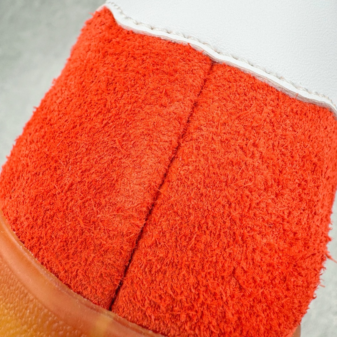 图片[21]-＃KZ神版福利 AD Original Gazelle Indoor Trainers 瞪羚室内鞋系列低帮复古百搭休闲运动德训风板鞋 红白 HQ8718 独家前帮工艺加持 全套原纸板楦头开发 每道工序同步公司流程 确保原汁原味 完美呈现原鞋版型 原厂高频磨具加持 精准内部资源对接 Logo字体百分百还原 原厂特供纳米纤维板 区别市面劣质纸板中底 原厂海玻璃鞋垫 中置乳胶足弓支撑垫 正确3/2横条宽版背胶 一比一鞋头弧度高度鞋身弧度 烫金亮度高频深浅同步原鞋 独家私模最大47.5 半透明橡胶大底 原厂定制长毛翻毛皮组合环保纤维革鞋面 原厂港宝加持定型后跟R度完美 原厂高频磨具加持 Logo字体 凹凸明显 轮廓分明 描漆定位精准 三道杠为尖角45°锯齿状 高频立体感很强 区别圆形锯齿 已最大程度还原公司 欢迎对比 将复古进行到底 简约流畅 三十年不变经典 这款Gazelle运动鞋 无论面料、配色、质感或设计 都只在重现其1991年原款的经典 皮革鞋面 撞色三条纹和鞋跟标的设计 力求呈现90年代的经典复古风潮 Samba火热的同时 也带动了其它的复古鞋型 Gazelle便是其中一只 Gazelle Indoor拥有包边更宽的T字型鞋头 更好的保护运动员的前掌 浓浓的复古氛围感 非常适合现在流行的Cleanfit风格 尺码：35.5 36 36.5 37 38 38.5 39 40 40.5 41 42 42.5 43 44 44.5 45 46 47.5-选品中心