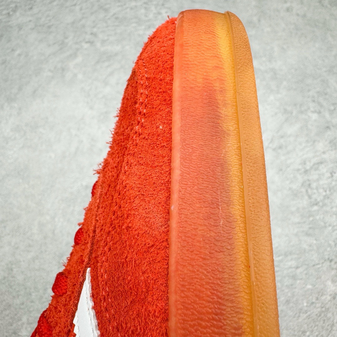 图片[20]-＃KZ神版福利 AD Original Gazelle Indoor Trainers 瞪羚室内鞋系列低帮复古百搭休闲运动德训风板鞋 红白 HQ8718 独家前帮工艺加持 全套原纸板楦头开发 每道工序同步公司流程 确保原汁原味 完美呈现原鞋版型 原厂高频磨具加持 精准内部资源对接 Logo字体百分百还原 原厂特供纳米纤维板 区别市面劣质纸板中底 原厂海玻璃鞋垫 中置乳胶足弓支撑垫 正确3/2横条宽版背胶 一比一鞋头弧度高度鞋身弧度 烫金亮度高频深浅同步原鞋 独家私模最大47.5 半透明橡胶大底 原厂定制长毛翻毛皮组合环保纤维革鞋面 原厂港宝加持定型后跟R度完美 原厂高频磨具加持 Logo字体 凹凸明显 轮廓分明 描漆定位精准 三道杠为尖角45°锯齿状 高频立体感很强 区别圆形锯齿 已最大程度还原公司 欢迎对比 将复古进行到底 简约流畅 三十年不变经典 这款Gazelle运动鞋 无论面料、配色、质感或设计 都只在重现其1991年原款的经典 皮革鞋面 撞色三条纹和鞋跟标的设计 力求呈现90年代的经典复古风潮 Samba火热的同时 也带动了其它的复古鞋型 Gazelle便是其中一只 Gazelle Indoor拥有包边更宽的T字型鞋头 更好的保护运动员的前掌 浓浓的复古氛围感 非常适合现在流行的Cleanfit风格 尺码：35.5 36 36.5 37 38 38.5 39 40 40.5 41 42 42.5 43 44 44.5 45 46 47.5-选品中心