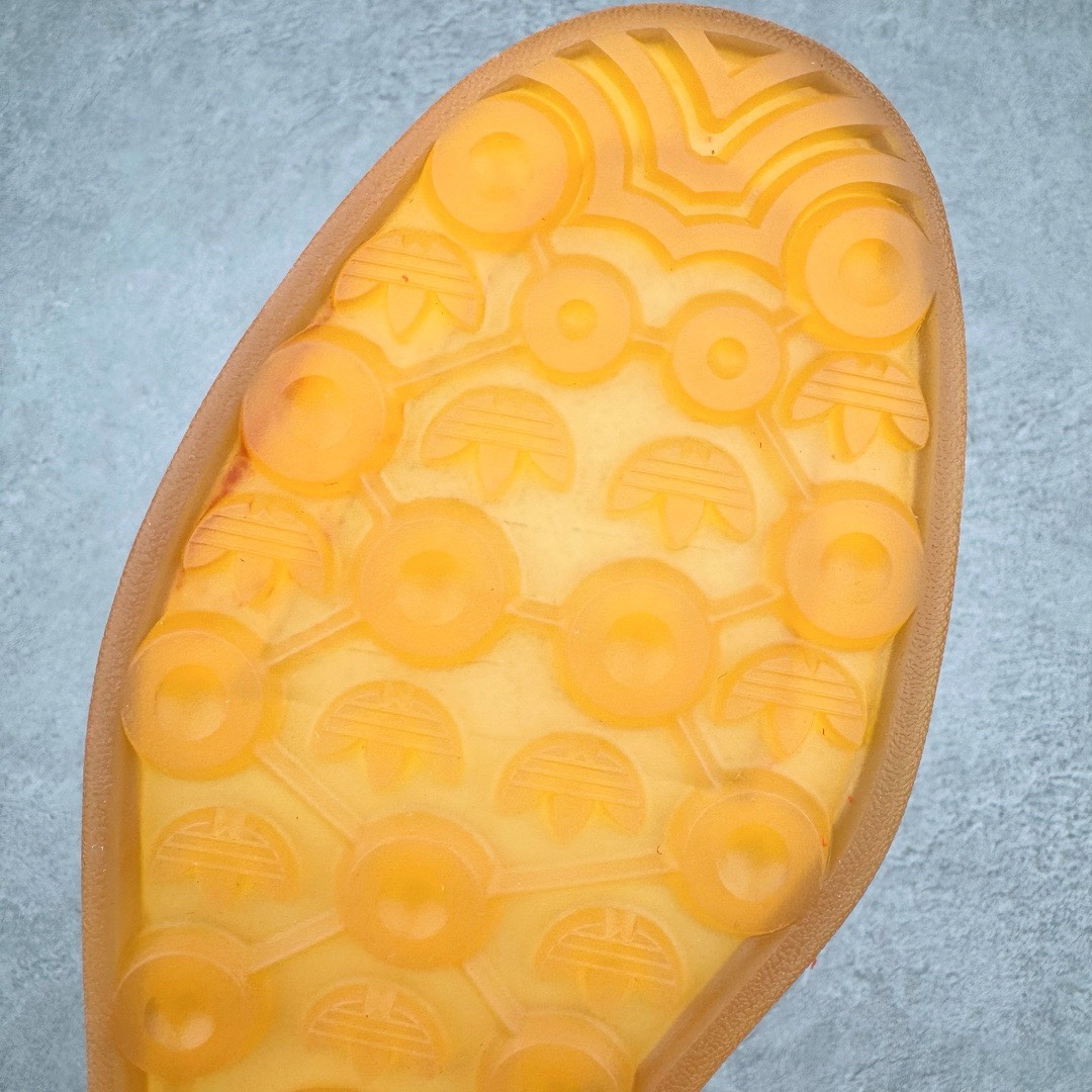 图片[16]-＃KZ神版福利 AD Original Gazelle Indoor Trainers 瞪羚室内鞋系列低帮复古百搭休闲运动德训风板鞋 红白 HQ8718 独家前帮工艺加持 全套原纸板楦头开发 每道工序同步公司流程 确保原汁原味 完美呈现原鞋版型 原厂高频磨具加持 精准内部资源对接 Logo字体百分百还原 原厂特供纳米纤维板 区别市面劣质纸板中底 原厂海玻璃鞋垫 中置乳胶足弓支撑垫 正确3/2横条宽版背胶 一比一鞋头弧度高度鞋身弧度 烫金亮度高频深浅同步原鞋 独家私模最大47.5 半透明橡胶大底 原厂定制长毛翻毛皮组合环保纤维革鞋面 原厂港宝加持定型后跟R度完美 原厂高频磨具加持 Logo字体 凹凸明显 轮廓分明 描漆定位精准 三道杠为尖角45°锯齿状 高频立体感很强 区别圆形锯齿 已最大程度还原公司 欢迎对比 将复古进行到底 简约流畅 三十年不变经典 这款Gazelle运动鞋 无论面料、配色、质感或设计 都只在重现其1991年原款的经典 皮革鞋面 撞色三条纹和鞋跟标的设计 力求呈现90年代的经典复古风潮 Samba火热的同时 也带动了其它的复古鞋型 Gazelle便是其中一只 Gazelle Indoor拥有包边更宽的T字型鞋头 更好的保护运动员的前掌 浓浓的复古氛围感 非常适合现在流行的Cleanfit风格 尺码：35.5 36 36.5 37 38 38.5 39 40 40.5 41 42 42.5 43 44 44.5 45 46 47.5-选品中心