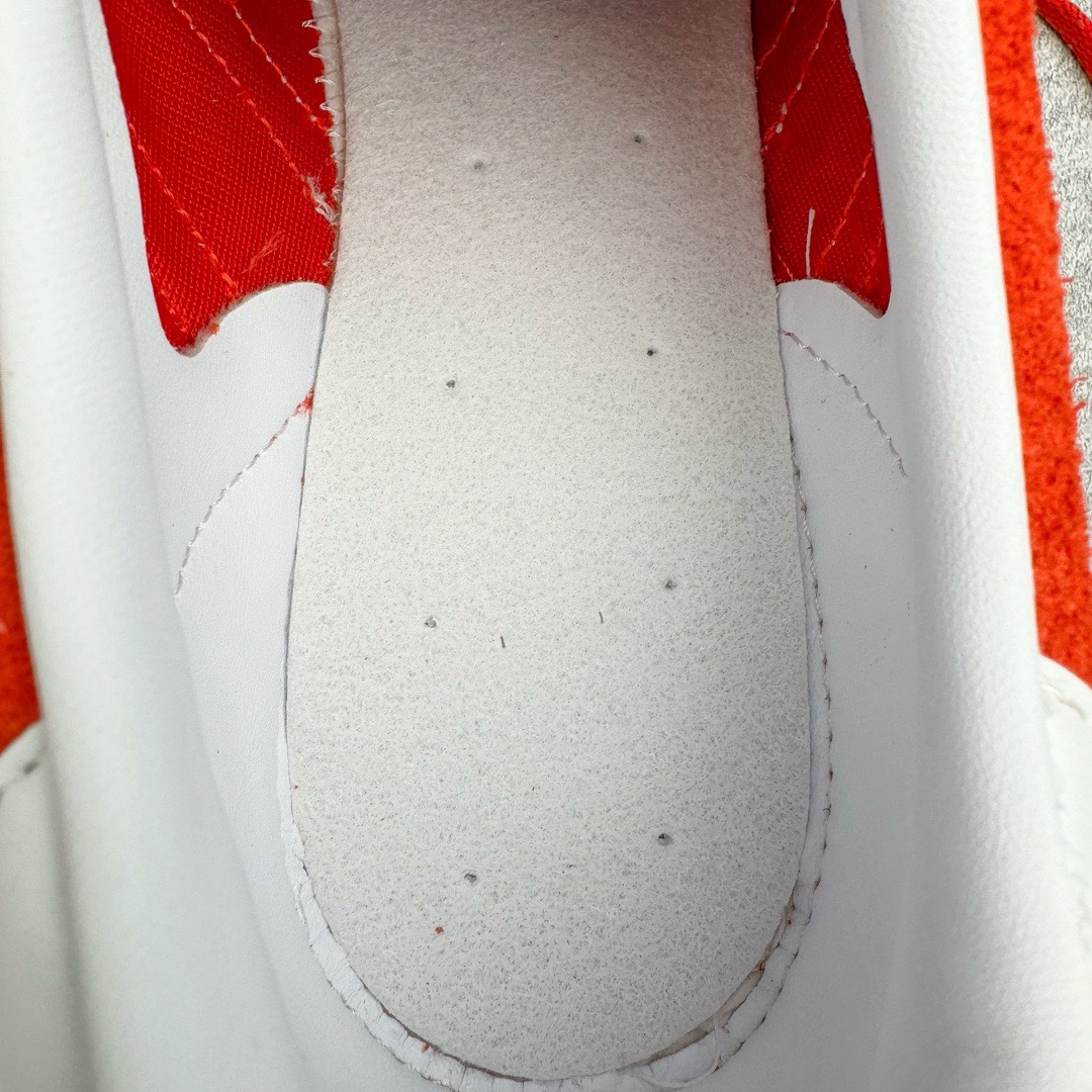 图片[11]-＃KZ神版福利 AD Original Gazelle Indoor Trainers 瞪羚室内鞋系列低帮复古百搭休闲运动德训风板鞋 红白 HQ8718 独家前帮工艺加持 全套原纸板楦头开发 每道工序同步公司流程 确保原汁原味 完美呈现原鞋版型 原厂高频磨具加持 精准内部资源对接 Logo字体百分百还原 原厂特供纳米纤维板 区别市面劣质纸板中底 原厂海玻璃鞋垫 中置乳胶足弓支撑垫 正确3/2横条宽版背胶 一比一鞋头弧度高度鞋身弧度 烫金亮度高频深浅同步原鞋 独家私模最大47.5 半透明橡胶大底 原厂定制长毛翻毛皮组合环保纤维革鞋面 原厂港宝加持定型后跟R度完美 原厂高频磨具加持 Logo字体 凹凸明显 轮廓分明 描漆定位精准 三道杠为尖角45°锯齿状 高频立体感很强 区别圆形锯齿 已最大程度还原公司 欢迎对比 将复古进行到底 简约流畅 三十年不变经典 这款Gazelle运动鞋 无论面料、配色、质感或设计 都只在重现其1991年原款的经典 皮革鞋面 撞色三条纹和鞋跟标的设计 力求呈现90年代的经典复古风潮 Samba火热的同时 也带动了其它的复古鞋型 Gazelle便是其中一只 Gazelle Indoor拥有包边更宽的T字型鞋头 更好的保护运动员的前掌 浓浓的复古氛围感 非常适合现在流行的Cleanfit风格 尺码：35.5 36 36.5 37 38 38.5 39 40 40.5 41 42 42.5 43 44 44.5 45 46 47.5-选品中心