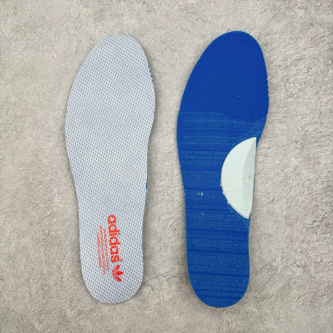 图片[10]-＃KZ神版福利 AD Original Gazelle Indoor Trainers 瞪羚室内鞋系列低帮复古百搭休闲运动德训风板鞋 红白 HQ8718 独家前帮工艺加持 全套原纸板楦头开发 每道工序同步公司流程 确保原汁原味 完美呈现原鞋版型 原厂高频磨具加持 精准内部资源对接 Logo字体百分百还原 原厂特供纳米纤维板 区别市面劣质纸板中底 原厂海玻璃鞋垫 中置乳胶足弓支撑垫 正确3/2横条宽版背胶 一比一鞋头弧度高度鞋身弧度 烫金亮度高频深浅同步原鞋 独家私模最大47.5 半透明橡胶大底 原厂定制长毛翻毛皮组合环保纤维革鞋面 原厂港宝加持定型后跟R度完美 原厂高频磨具加持 Logo字体 凹凸明显 轮廓分明 描漆定位精准 三道杠为尖角45°锯齿状 高频立体感很强 区别圆形锯齿 已最大程度还原公司 欢迎对比 将复古进行到底 简约流畅 三十年不变经典 这款Gazelle运动鞋 无论面料、配色、质感或设计 都只在重现其1991年原款的经典 皮革鞋面 撞色三条纹和鞋跟标的设计 力求呈现90年代的经典复古风潮 Samba火热的同时 也带动了其它的复古鞋型 Gazelle便是其中一只 Gazelle Indoor拥有包边更宽的T字型鞋头 更好的保护运动员的前掌 浓浓的复古氛围感 非常适合现在流行的Cleanfit风格 尺码：35.5 36 36.5 37 38 38.5 39 40 40.5 41 42 42.5 43 44 44.5 45 46 47.5-选品中心