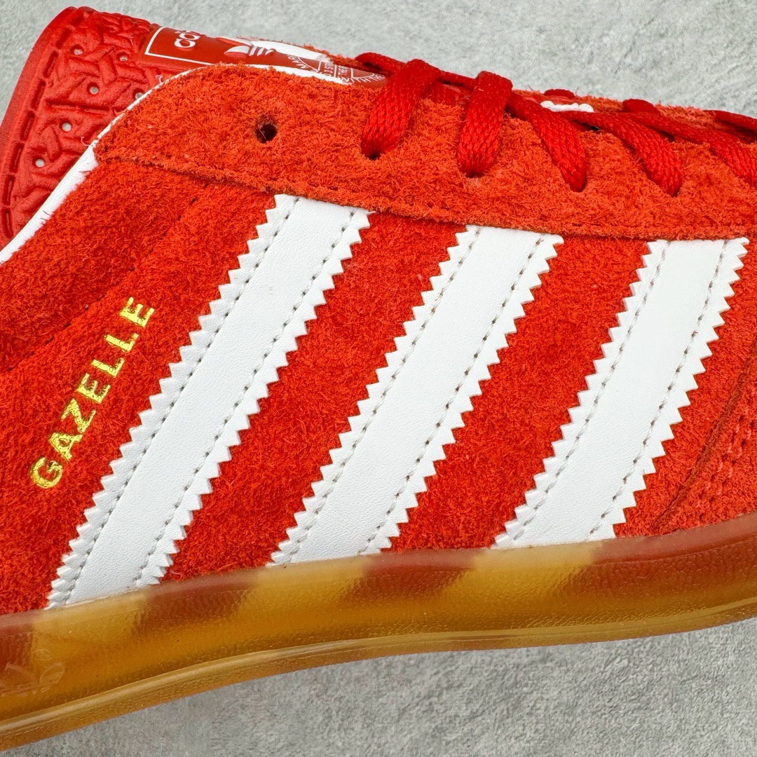 图片[18]-＃KZ神版福利 AD Original Gazelle Indoor Trainers 瞪羚室内鞋系列低帮复古百搭休闲运动德训风板鞋 红白 HQ8718 独家前帮工艺加持 全套原纸板楦头开发 每道工序同步公司流程 确保原汁原味 完美呈现原鞋版型 原厂高频磨具加持 精准内部资源对接 Logo字体百分百还原 原厂特供纳米纤维板 区别市面劣质纸板中底 原厂海玻璃鞋垫 中置乳胶足弓支撑垫 正确3/2横条宽版背胶 一比一鞋头弧度高度鞋身弧度 烫金亮度高频深浅同步原鞋 独家私模最大47.5 半透明橡胶大底 原厂定制长毛翻毛皮组合环保纤维革鞋面 原厂港宝加持定型后跟R度完美 原厂高频磨具加持 Logo字体 凹凸明显 轮廓分明 描漆定位精准 三道杠为尖角45°锯齿状 高频立体感很强 区别圆形锯齿 已最大程度还原公司 欢迎对比 将复古进行到底 简约流畅 三十年不变经典 这款Gazelle运动鞋 无论面料、配色、质感或设计 都只在重现其1991年原款的经典 皮革鞋面 撞色三条纹和鞋跟标的设计 力求呈现90年代的经典复古风潮 Samba火热的同时 也带动了其它的复古鞋型 Gazelle便是其中一只 Gazelle Indoor拥有包边更宽的T字型鞋头 更好的保护运动员的前掌 浓浓的复古氛围感 非常适合现在流行的Cleanfit风格 尺码：35.5 36 36.5 37 38 38.5 39 40 40.5 41 42 42.5 43 44 44.5 45 46 47.5-选品中心
