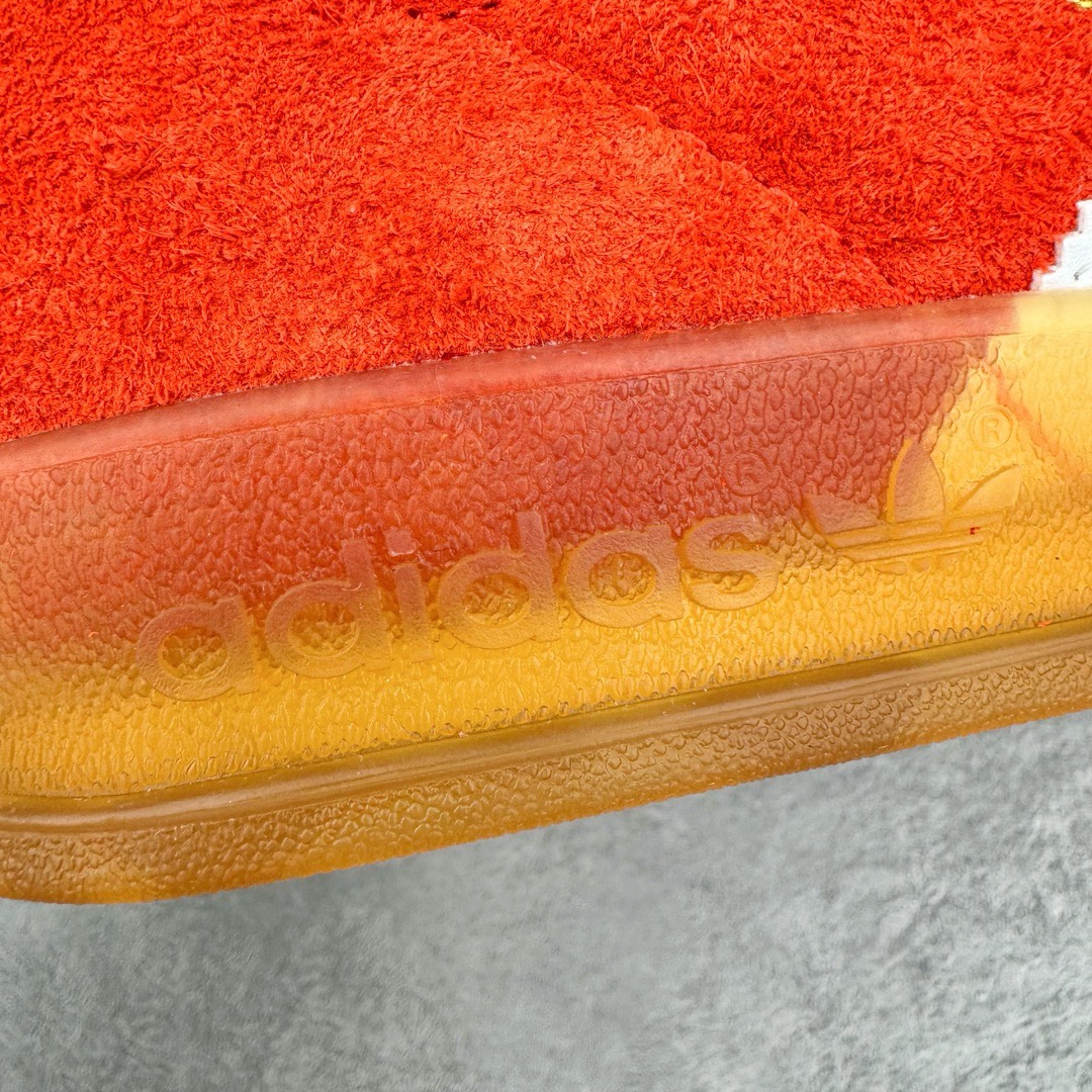 图片[17]-＃KZ神版福利 AD Original Gazelle Indoor Trainers 瞪羚室内鞋系列低帮复古百搭休闲运动德训风板鞋 红白 HQ8718 独家前帮工艺加持 全套原纸板楦头开发 每道工序同步公司流程 确保原汁原味 完美呈现原鞋版型 原厂高频磨具加持 精准内部资源对接 Logo字体百分百还原 原厂特供纳米纤维板 区别市面劣质纸板中底 原厂海玻璃鞋垫 中置乳胶足弓支撑垫 正确3/2横条宽版背胶 一比一鞋头弧度高度鞋身弧度 烫金亮度高频深浅同步原鞋 独家私模最大47.5 半透明橡胶大底 原厂定制长毛翻毛皮组合环保纤维革鞋面 原厂港宝加持定型后跟R度完美 原厂高频磨具加持 Logo字体 凹凸明显 轮廓分明 描漆定位精准 三道杠为尖角45°锯齿状 高频立体感很强 区别圆形锯齿 已最大程度还原公司 欢迎对比 将复古进行到底 简约流畅 三十年不变经典 这款Gazelle运动鞋 无论面料、配色、质感或设计 都只在重现其1991年原款的经典 皮革鞋面 撞色三条纹和鞋跟标的设计 力求呈现90年代的经典复古风潮 Samba火热的同时 也带动了其它的复古鞋型 Gazelle便是其中一只 Gazelle Indoor拥有包边更宽的T字型鞋头 更好的保护运动员的前掌 浓浓的复古氛围感 非常适合现在流行的Cleanfit风格 尺码：35.5 36 36.5 37 38 38.5 39 40 40.5 41 42 42.5 43 44 44.5 45 46 47.5-选品中心