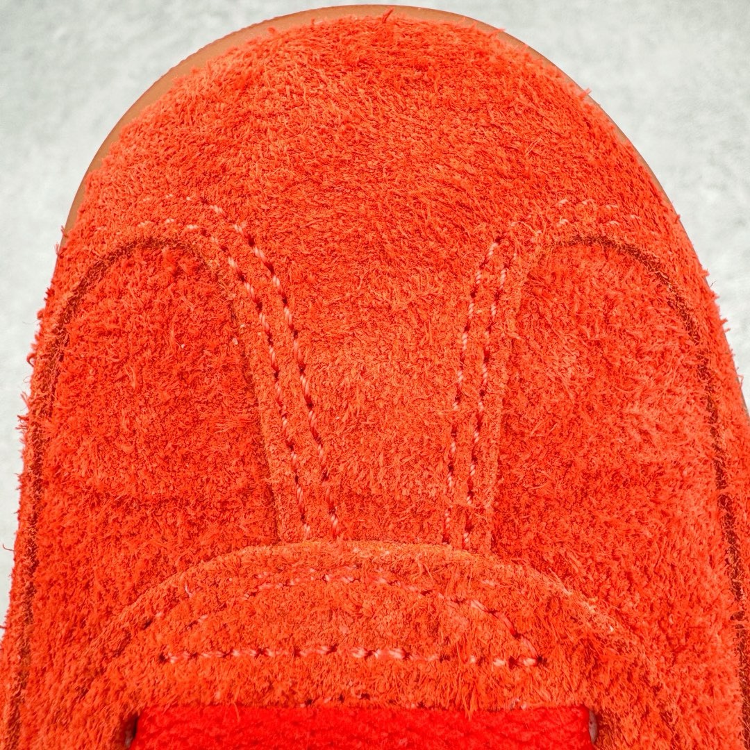 图片[19]-＃KZ神版福利 AD Original Gazelle Indoor Trainers 瞪羚室内鞋系列低帮复古百搭休闲运动德训风板鞋 红白 HQ8718 独家前帮工艺加持 全套原纸板楦头开发 每道工序同步公司流程 确保原汁原味 完美呈现原鞋版型 原厂高频磨具加持 精准内部资源对接 Logo字体百分百还原 原厂特供纳米纤维板 区别市面劣质纸板中底 原厂海玻璃鞋垫 中置乳胶足弓支撑垫 正确3/2横条宽版背胶 一比一鞋头弧度高度鞋身弧度 烫金亮度高频深浅同步原鞋 独家私模最大47.5 半透明橡胶大底 原厂定制长毛翻毛皮组合环保纤维革鞋面 原厂港宝加持定型后跟R度完美 原厂高频磨具加持 Logo字体 凹凸明显 轮廓分明 描漆定位精准 三道杠为尖角45°锯齿状 高频立体感很强 区别圆形锯齿 已最大程度还原公司 欢迎对比 将复古进行到底 简约流畅 三十年不变经典 这款Gazelle运动鞋 无论面料、配色、质感或设计 都只在重现其1991年原款的经典 皮革鞋面 撞色三条纹和鞋跟标的设计 力求呈现90年代的经典复古风潮 Samba火热的同时 也带动了其它的复古鞋型 Gazelle便是其中一只 Gazelle Indoor拥有包边更宽的T字型鞋头 更好的保护运动员的前掌 浓浓的复古氛围感 非常适合现在流行的Cleanfit风格 尺码：35.5 36 36.5 37 38 38.5 39 40 40.5 41 42 42.5 43 44 44.5 45 46 47.5-选品中心