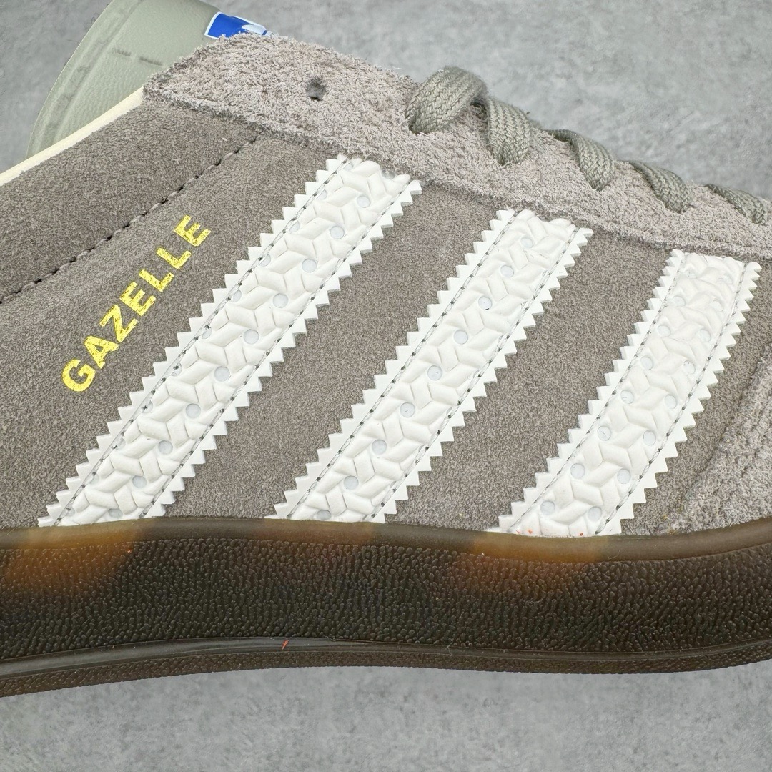 图片[13]-＃KZ神版福利 AD Original Gazelle Indoor Trainers 瞪羚室内鞋系列低帮复古百搭休闲运动德训风板鞋 灰白 IF1807 独家前帮工艺加持 全套原纸板楦头开发 每道工序同步公司流程 确保原汁原味 完美呈现原鞋版型 原厂高频磨具加持 精准内部资源对接 Logo字体百分百还原 原厂特供纳米纤维板 区别市面劣质纸板中底 原厂海玻璃鞋垫 中置乳胶足弓支撑垫 正确3/2横条宽版背胶 一比一鞋头弧度高度鞋身弧度 烫金亮度高频深浅同步原鞋 独家私模最大47.5 半透明橡胶大底 原厂定制长毛翻毛皮组合环保纤维革鞋面 原厂港宝加持定型后跟R度完美 原厂高频磨具加持 Logo字体 凹凸明显 轮廓分明 描漆定位精准 三道杠为尖角45°锯齿状 高频立体感很强 区别圆形锯齿 已最大程度还原公司 欢迎对比 将复古进行到底 简约流畅 三十年不变经典 这款Gazelle运动鞋 无论面料、配色、质感或设计 都只在重现其1991年原款的经典 皮革鞋面 撞色三条纹和鞋跟标的设计 力求呈现90年代的经典复古风潮 Samba火热的同时 也带动了其它的复古鞋型 Gazelle便是其中一只 Gazelle Indoor拥有包边更宽的T字型鞋头 更好的保护运动员的前掌 浓浓的复古氛围感 非常适合现在流行的Cleanfit风格 尺码：35.5 36 36.5 37 38 38.5 39 40 40.5 41 42 42.5 43 44 44.5 45 46 47.5-选品中心