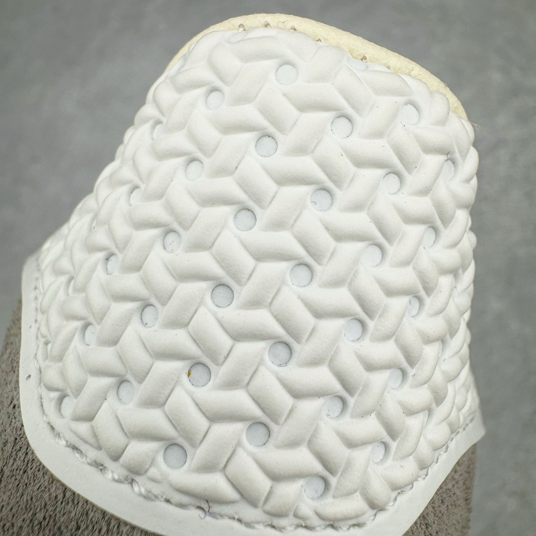 图片[16]-＃KZ神版福利 AD Original Gazelle Indoor Trainers 瞪羚室内鞋系列低帮复古百搭休闲运动德训风板鞋 灰白 IF1807 独家前帮工艺加持 全套原纸板楦头开发 每道工序同步公司流程 确保原汁原味 完美呈现原鞋版型 原厂高频磨具加持 精准内部资源对接 Logo字体百分百还原 原厂特供纳米纤维板 区别市面劣质纸板中底 原厂海玻璃鞋垫 中置乳胶足弓支撑垫 正确3/2横条宽版背胶 一比一鞋头弧度高度鞋身弧度 烫金亮度高频深浅同步原鞋 独家私模最大47.5 半透明橡胶大底 原厂定制长毛翻毛皮组合环保纤维革鞋面 原厂港宝加持定型后跟R度完美 原厂高频磨具加持 Logo字体 凹凸明显 轮廓分明 描漆定位精准 三道杠为尖角45°锯齿状 高频立体感很强 区别圆形锯齿 已最大程度还原公司 欢迎对比 将复古进行到底 简约流畅 三十年不变经典 这款Gazelle运动鞋 无论面料、配色、质感或设计 都只在重现其1991年原款的经典 皮革鞋面 撞色三条纹和鞋跟标的设计 力求呈现90年代的经典复古风潮 Samba火热的同时 也带动了其它的复古鞋型 Gazelle便是其中一只 Gazelle Indoor拥有包边更宽的T字型鞋头 更好的保护运动员的前掌 浓浓的复古氛围感 非常适合现在流行的Cleanfit风格 尺码：35.5 36 36.5 37 38 38.5 39 40 40.5 41 42 42.5 43 44 44.5 45 46 47.5-选品中心