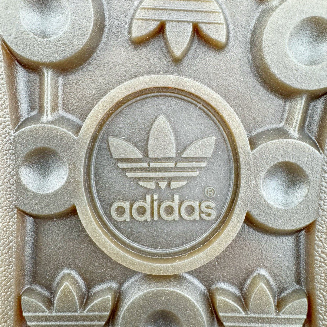 图片[19]-＃KZ神版福利 AD Original Gazelle Indoor Trainers 瞪羚室内鞋系列低帮复古百搭休闲运动德训风板鞋 灰白 IF1807 独家前帮工艺加持 全套原纸板楦头开发 每道工序同步公司流程 确保原汁原味 完美呈现原鞋版型 原厂高频磨具加持 精准内部资源对接 Logo字体百分百还原 原厂特供纳米纤维板 区别市面劣质纸板中底 原厂海玻璃鞋垫 中置乳胶足弓支撑垫 正确3/2横条宽版背胶 一比一鞋头弧度高度鞋身弧度 烫金亮度高频深浅同步原鞋 独家私模最大47.5 半透明橡胶大底 原厂定制长毛翻毛皮组合环保纤维革鞋面 原厂港宝加持定型后跟R度完美 原厂高频磨具加持 Logo字体 凹凸明显 轮廓分明 描漆定位精准 三道杠为尖角45°锯齿状 高频立体感很强 区别圆形锯齿 已最大程度还原公司 欢迎对比 将复古进行到底 简约流畅 三十年不变经典 这款Gazelle运动鞋 无论面料、配色、质感或设计 都只在重现其1991年原款的经典 皮革鞋面 撞色三条纹和鞋跟标的设计 力求呈现90年代的经典复古风潮 Samba火热的同时 也带动了其它的复古鞋型 Gazelle便是其中一只 Gazelle Indoor拥有包边更宽的T字型鞋头 更好的保护运动员的前掌 浓浓的复古氛围感 非常适合现在流行的Cleanfit风格 尺码：35.5 36 36.5 37 38 38.5 39 40 40.5 41 42 42.5 43 44 44.5 45 46 47.5-选品中心