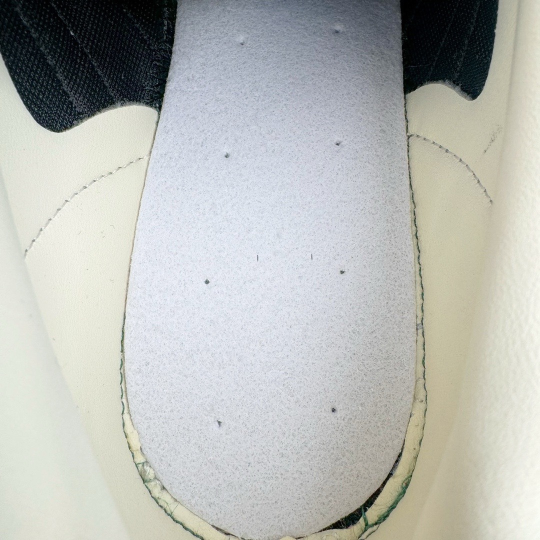 图片[18]-＃KZ神版福利 AD Original Gazelle Indoor Trainers 瞪羚室内鞋系列低帮复古百搭休闲运动德训风板鞋 灰白 IF1807 独家前帮工艺加持 全套原纸板楦头开发 每道工序同步公司流程 确保原汁原味 完美呈现原鞋版型 原厂高频磨具加持 精准内部资源对接 Logo字体百分百还原 原厂特供纳米纤维板 区别市面劣质纸板中底 原厂海玻璃鞋垫 中置乳胶足弓支撑垫 正确3/2横条宽版背胶 一比一鞋头弧度高度鞋身弧度 烫金亮度高频深浅同步原鞋 独家私模最大47.5 半透明橡胶大底 原厂定制长毛翻毛皮组合环保纤维革鞋面 原厂港宝加持定型后跟R度完美 原厂高频磨具加持 Logo字体 凹凸明显 轮廓分明 描漆定位精准 三道杠为尖角45°锯齿状 高频立体感很强 区别圆形锯齿 已最大程度还原公司 欢迎对比 将复古进行到底 简约流畅 三十年不变经典 这款Gazelle运动鞋 无论面料、配色、质感或设计 都只在重现其1991年原款的经典 皮革鞋面 撞色三条纹和鞋跟标的设计 力求呈现90年代的经典复古风潮 Samba火热的同时 也带动了其它的复古鞋型 Gazelle便是其中一只 Gazelle Indoor拥有包边更宽的T字型鞋头 更好的保护运动员的前掌 浓浓的复古氛围感 非常适合现在流行的Cleanfit风格 尺码：35.5 36 36.5 37 38 38.5 39 40 40.5 41 42 42.5 43 44 44.5 45 46 47.5-选品中心