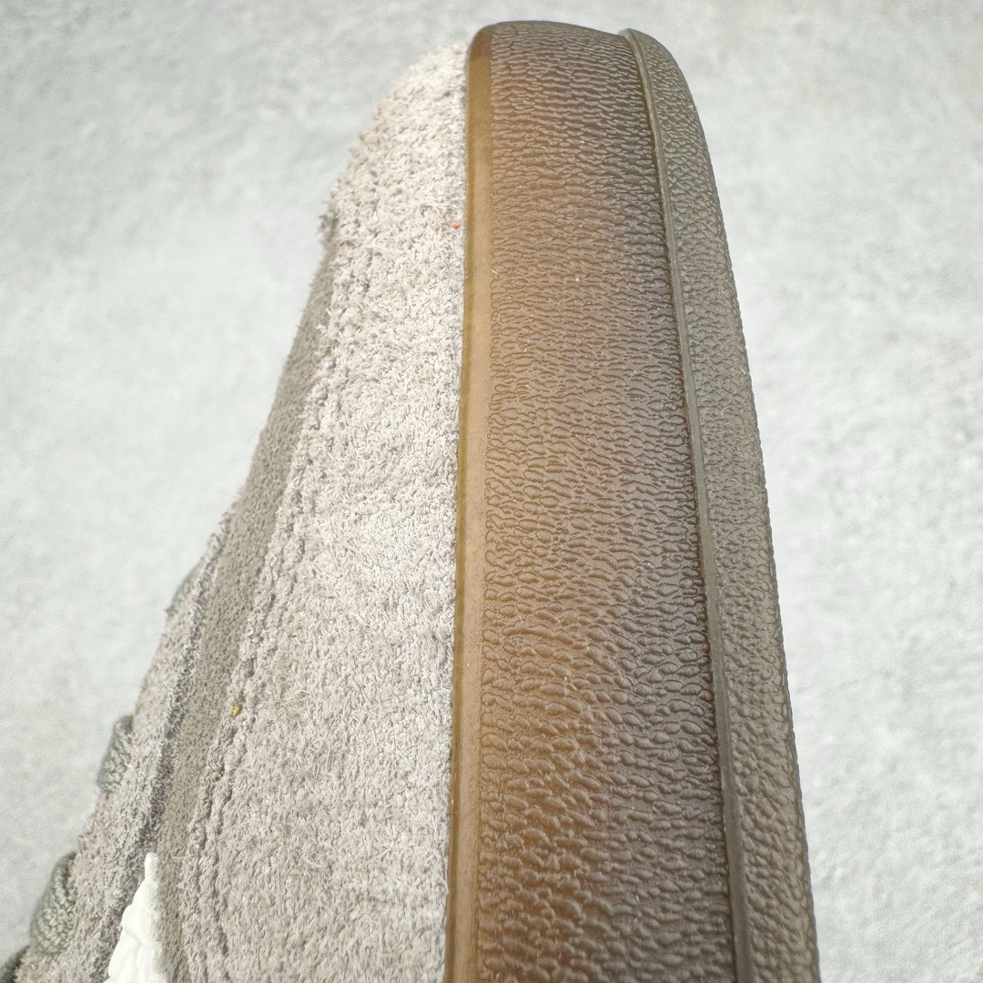 图片[11]-＃KZ神版福利 AD Original Gazelle Indoor Trainers 瞪羚室内鞋系列低帮复古百搭休闲运动德训风板鞋 灰白 IF1807 独家前帮工艺加持 全套原纸板楦头开发 每道工序同步公司流程 确保原汁原味 完美呈现原鞋版型 原厂高频磨具加持 精准内部资源对接 Logo字体百分百还原 原厂特供纳米纤维板 区别市面劣质纸板中底 原厂海玻璃鞋垫 中置乳胶足弓支撑垫 正确3/2横条宽版背胶 一比一鞋头弧度高度鞋身弧度 烫金亮度高频深浅同步原鞋 独家私模最大47.5 半透明橡胶大底 原厂定制长毛翻毛皮组合环保纤维革鞋面 原厂港宝加持定型后跟R度完美 原厂高频磨具加持 Logo字体 凹凸明显 轮廓分明 描漆定位精准 三道杠为尖角45°锯齿状 高频立体感很强 区别圆形锯齿 已最大程度还原公司 欢迎对比 将复古进行到底 简约流畅 三十年不变经典 这款Gazelle运动鞋 无论面料、配色、质感或设计 都只在重现其1991年原款的经典 皮革鞋面 撞色三条纹和鞋跟标的设计 力求呈现90年代的经典复古风潮 Samba火热的同时 也带动了其它的复古鞋型 Gazelle便是其中一只 Gazelle Indoor拥有包边更宽的T字型鞋头 更好的保护运动员的前掌 浓浓的复古氛围感 非常适合现在流行的Cleanfit风格 尺码：35.5 36 36.5 37 38 38.5 39 40 40.5 41 42 42.5 43 44 44.5 45 46 47.5-选品中心