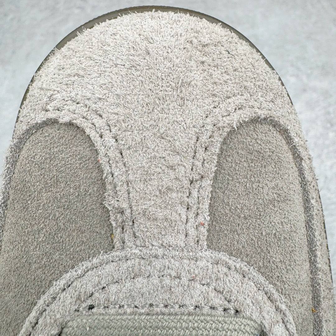 图片[10]-＃KZ神版福利 AD Original Gazelle Indoor Trainers 瞪羚室内鞋系列低帮复古百搭休闲运动德训风板鞋 灰白 IF1807 独家前帮工艺加持 全套原纸板楦头开发 每道工序同步公司流程 确保原汁原味 完美呈现原鞋版型 原厂高频磨具加持 精准内部资源对接 Logo字体百分百还原 原厂特供纳米纤维板 区别市面劣质纸板中底 原厂海玻璃鞋垫 中置乳胶足弓支撑垫 正确3/2横条宽版背胶 一比一鞋头弧度高度鞋身弧度 烫金亮度高频深浅同步原鞋 独家私模最大47.5 半透明橡胶大底 原厂定制长毛翻毛皮组合环保纤维革鞋面 原厂港宝加持定型后跟R度完美 原厂高频磨具加持 Logo字体 凹凸明显 轮廓分明 描漆定位精准 三道杠为尖角45°锯齿状 高频立体感很强 区别圆形锯齿 已最大程度还原公司 欢迎对比 将复古进行到底 简约流畅 三十年不变经典 这款Gazelle运动鞋 无论面料、配色、质感或设计 都只在重现其1991年原款的经典 皮革鞋面 撞色三条纹和鞋跟标的设计 力求呈现90年代的经典复古风潮 Samba火热的同时 也带动了其它的复古鞋型 Gazelle便是其中一只 Gazelle Indoor拥有包边更宽的T字型鞋头 更好的保护运动员的前掌 浓浓的复古氛围感 非常适合现在流行的Cleanfit风格 尺码：35.5 36 36.5 37 38 38.5 39 40 40.5 41 42 42.5 43 44 44.5 45 46 47.5-选品中心