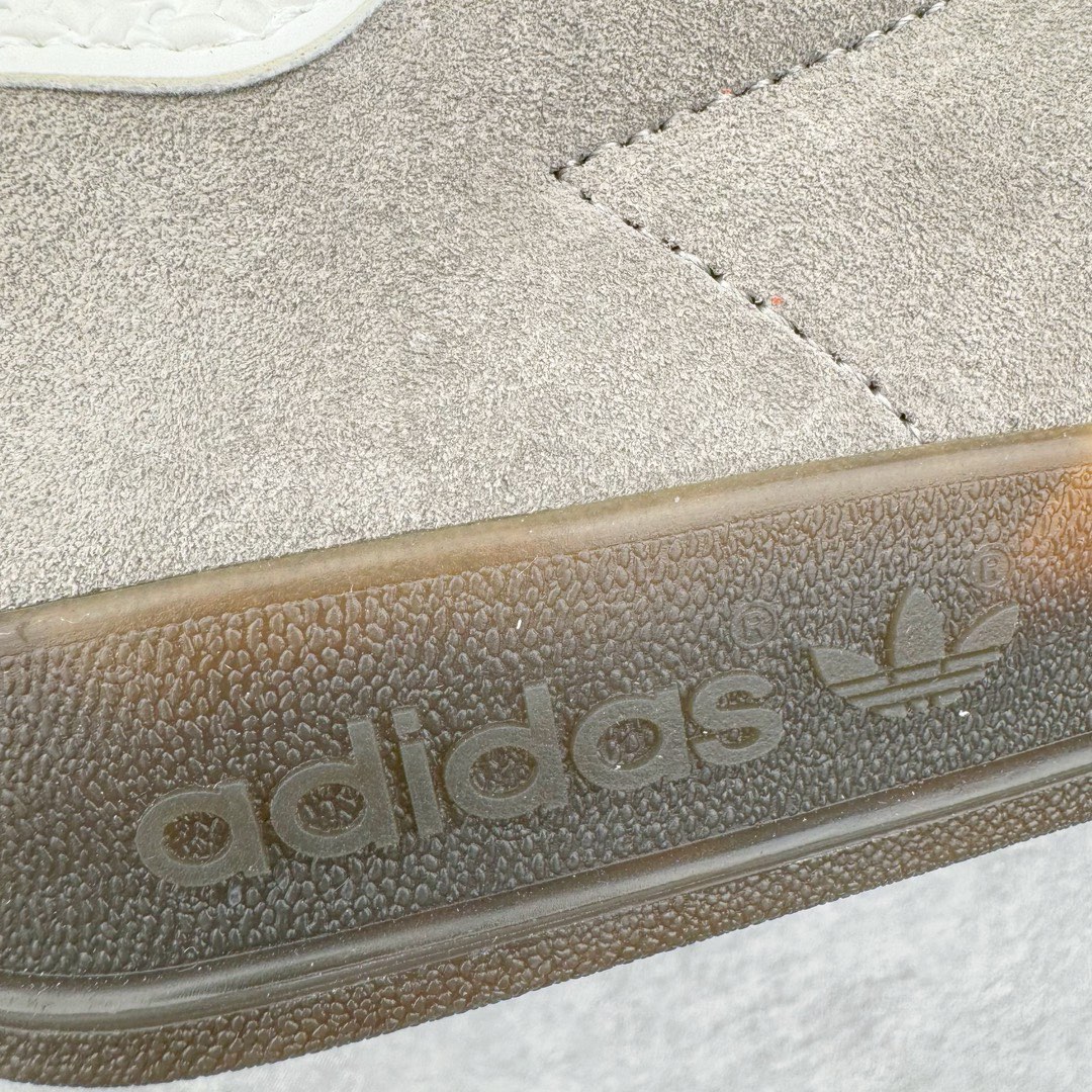 图片[12]-＃KZ神版福利 AD Original Gazelle Indoor Trainers 瞪羚室内鞋系列低帮复古百搭休闲运动德训风板鞋 灰白 IF1807 独家前帮工艺加持 全套原纸板楦头开发 每道工序同步公司流程 确保原汁原味 完美呈现原鞋版型 原厂高频磨具加持 精准内部资源对接 Logo字体百分百还原 原厂特供纳米纤维板 区别市面劣质纸板中底 原厂海玻璃鞋垫 中置乳胶足弓支撑垫 正确3/2横条宽版背胶 一比一鞋头弧度高度鞋身弧度 烫金亮度高频深浅同步原鞋 独家私模最大47.5 半透明橡胶大底 原厂定制长毛翻毛皮组合环保纤维革鞋面 原厂港宝加持定型后跟R度完美 原厂高频磨具加持 Logo字体 凹凸明显 轮廓分明 描漆定位精准 三道杠为尖角45°锯齿状 高频立体感很强 区别圆形锯齿 已最大程度还原公司 欢迎对比 将复古进行到底 简约流畅 三十年不变经典 这款Gazelle运动鞋 无论面料、配色、质感或设计 都只在重现其1991年原款的经典 皮革鞋面 撞色三条纹和鞋跟标的设计 力求呈现90年代的经典复古风潮 Samba火热的同时 也带动了其它的复古鞋型 Gazelle便是其中一只 Gazelle Indoor拥有包边更宽的T字型鞋头 更好的保护运动员的前掌 浓浓的复古氛围感 非常适合现在流行的Cleanfit风格 尺码：35.5 36 36.5 37 38 38.5 39 40 40.5 41 42 42.5 43 44 44.5 45 46 47.5-选品中心