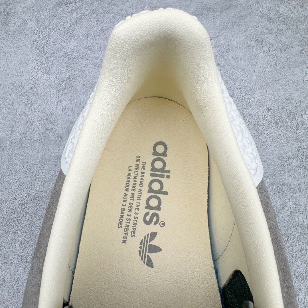 图片[15]-＃KZ神版福利 AD Original Gazelle Indoor Trainers 瞪羚室内鞋系列低帮复古百搭休闲运动德训风板鞋 灰白 IF1807 独家前帮工艺加持 全套原纸板楦头开发 每道工序同步公司流程 确保原汁原味 完美呈现原鞋版型 原厂高频磨具加持 精准内部资源对接 Logo字体百分百还原 原厂特供纳米纤维板 区别市面劣质纸板中底 原厂海玻璃鞋垫 中置乳胶足弓支撑垫 正确3/2横条宽版背胶 一比一鞋头弧度高度鞋身弧度 烫金亮度高频深浅同步原鞋 独家私模最大47.5 半透明橡胶大底 原厂定制长毛翻毛皮组合环保纤维革鞋面 原厂港宝加持定型后跟R度完美 原厂高频磨具加持 Logo字体 凹凸明显 轮廓分明 描漆定位精准 三道杠为尖角45°锯齿状 高频立体感很强 区别圆形锯齿 已最大程度还原公司 欢迎对比 将复古进行到底 简约流畅 三十年不变经典 这款Gazelle运动鞋 无论面料、配色、质感或设计 都只在重现其1991年原款的经典 皮革鞋面 撞色三条纹和鞋跟标的设计 力求呈现90年代的经典复古风潮 Samba火热的同时 也带动了其它的复古鞋型 Gazelle便是其中一只 Gazelle Indoor拥有包边更宽的T字型鞋头 更好的保护运动员的前掌 浓浓的复古氛围感 非常适合现在流行的Cleanfit风格 尺码：35.5 36 36.5 37 38 38.5 39 40 40.5 41 42 42.5 43 44 44.5 45 46 47.5-选品中心