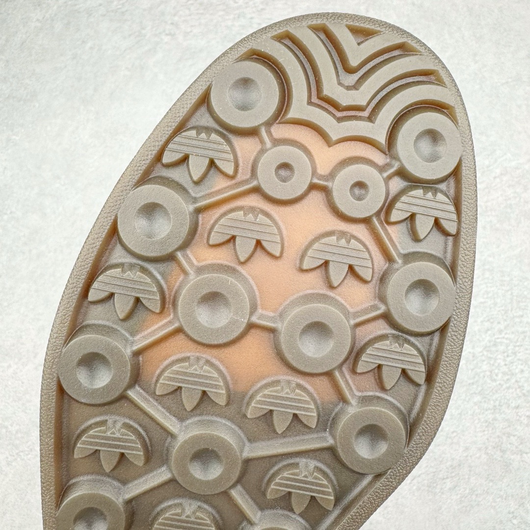 图片[20]-＃KZ神版福利 AD Original Gazelle Indoor Trainers 瞪羚室内鞋系列低帮复古百搭休闲运动德训风板鞋 灰白 IF1807 独家前帮工艺加持 全套原纸板楦头开发 每道工序同步公司流程 确保原汁原味 完美呈现原鞋版型 原厂高频磨具加持 精准内部资源对接 Logo字体百分百还原 原厂特供纳米纤维板 区别市面劣质纸板中底 原厂海玻璃鞋垫 中置乳胶足弓支撑垫 正确3/2横条宽版背胶 一比一鞋头弧度高度鞋身弧度 烫金亮度高频深浅同步原鞋 独家私模最大47.5 半透明橡胶大底 原厂定制长毛翻毛皮组合环保纤维革鞋面 原厂港宝加持定型后跟R度完美 原厂高频磨具加持 Logo字体 凹凸明显 轮廓分明 描漆定位精准 三道杠为尖角45°锯齿状 高频立体感很强 区别圆形锯齿 已最大程度还原公司 欢迎对比 将复古进行到底 简约流畅 三十年不变经典 这款Gazelle运动鞋 无论面料、配色、质感或设计 都只在重现其1991年原款的经典 皮革鞋面 撞色三条纹和鞋跟标的设计 力求呈现90年代的经典复古风潮 Samba火热的同时 也带动了其它的复古鞋型 Gazelle便是其中一只 Gazelle Indoor拥有包边更宽的T字型鞋头 更好的保护运动员的前掌 浓浓的复古氛围感 非常适合现在流行的Cleanfit风格 尺码：35.5 36 36.5 37 38 38.5 39 40 40.5 41 42 42.5 43 44 44.5 45 46 47.5-选品中心