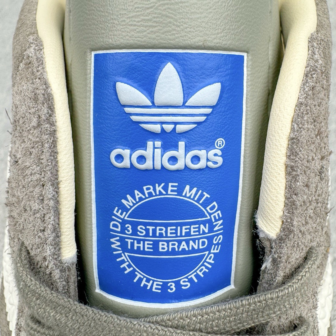 图片[14]-＃KZ神版福利 AD Original Gazelle Indoor Trainers 瞪羚室内鞋系列低帮复古百搭休闲运动德训风板鞋 灰白 IF1807 独家前帮工艺加持 全套原纸板楦头开发 每道工序同步公司流程 确保原汁原味 完美呈现原鞋版型 原厂高频磨具加持 精准内部资源对接 Logo字体百分百还原 原厂特供纳米纤维板 区别市面劣质纸板中底 原厂海玻璃鞋垫 中置乳胶足弓支撑垫 正确3/2横条宽版背胶 一比一鞋头弧度高度鞋身弧度 烫金亮度高频深浅同步原鞋 独家私模最大47.5 半透明橡胶大底 原厂定制长毛翻毛皮组合环保纤维革鞋面 原厂港宝加持定型后跟R度完美 原厂高频磨具加持 Logo字体 凹凸明显 轮廓分明 描漆定位精准 三道杠为尖角45°锯齿状 高频立体感很强 区别圆形锯齿 已最大程度还原公司 欢迎对比 将复古进行到底 简约流畅 三十年不变经典 这款Gazelle运动鞋 无论面料、配色、质感或设计 都只在重现其1991年原款的经典 皮革鞋面 撞色三条纹和鞋跟标的设计 力求呈现90年代的经典复古风潮 Samba火热的同时 也带动了其它的复古鞋型 Gazelle便是其中一只 Gazelle Indoor拥有包边更宽的T字型鞋头 更好的保护运动员的前掌 浓浓的复古氛围感 非常适合现在流行的Cleanfit风格 尺码：35.5 36 36.5 37 38 38.5 39 40 40.5 41 42 42.5 43 44 44.5 45 46 47.5-选品中心