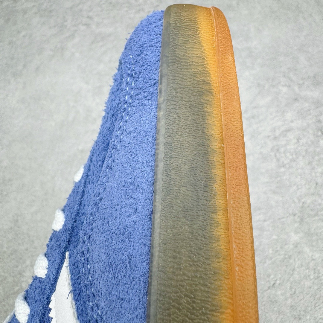 图片[15]-＃KZ神版特价 AD Original Gazelle Indoor Trainers 瞪羚室内鞋系列低帮复古百搭休闲运动德训风板鞋 蓝白 HQ8717 独家前帮工艺加持 全套原纸板楦头开发 每道工序同步公司流程 确保原汁原味 完美呈现原鞋版型 原厂高频磨具加持 精准内部资源对接 Logo字体百分百还原 原厂特供纳米纤维板 区别市面劣质纸板中底 原厂海玻璃鞋垫 中置乳胶足弓支撑垫 正确3/2横条宽版背胶 一比一鞋头弧度高度鞋身弧度 烫金亮度高频深浅同步原鞋 独家私模最大47.5 半透明橡胶大底 原厂定制长毛翻毛皮组合环保纤维革鞋面 原厂港宝加持定型后跟R度完美 原厂高频磨具加持 Logo字体 凹凸明显 轮廓分明 描漆定位精准 三道杠为尖角45°锯齿状 高频立体感很强 区别圆形锯齿 已最大程度还原公司 欢迎对比 将复古进行到底 简约流畅 三十年不变经典 这款Gazelle运动鞋 无论面料、配色、质感或设计 都只在重现其1991年原款的经典 皮革鞋面 撞色三条纹和鞋跟标的设计 力求呈现90年代的经典复古风潮 Samba火热的同时 也带动了其它的复古鞋型 Gazelle便是其中一只 Gazelle Indoor拥有包边更宽的T字型鞋头 更好的保护运动员的前掌 浓浓的复古氛围感 非常适合现在流行的Cleanfit风格 尺码：35.5 36 36.5 37 38 38.5 39 40 40.5 41 42 42.5 43 44 44.5 45 46 47.5-选品中心